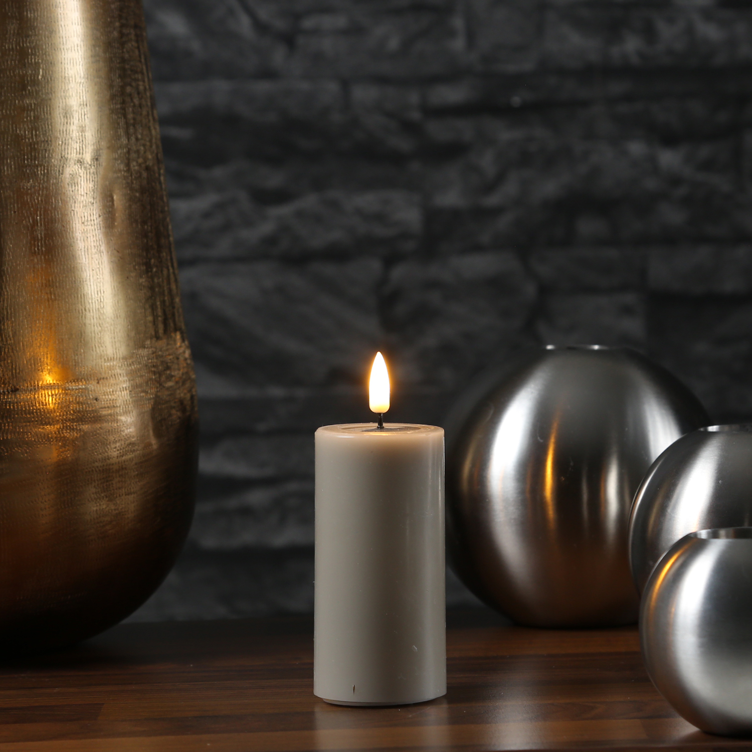 LED Stumpenkerze MIA - Echtwachs - realistische 3D Flamme - H: 10cm - D: 5cm - sand/taupe LED Stumpenkerze MIA - Echtwachs - realistische 3D Flamme - H: 10cm - D: 5cm - sand/taupe