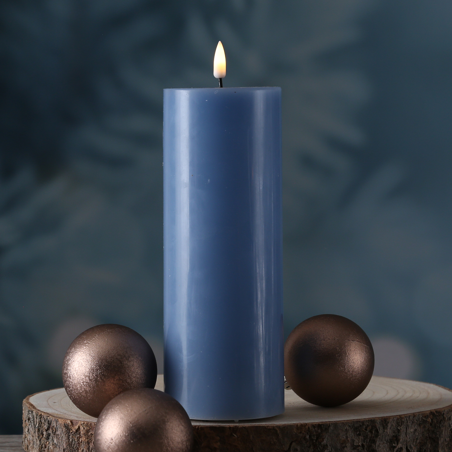 LED Stumpenkerze MIA - Echtwachs - realistische 3D Flamme - H: 20cm - D: 7,5cm - eisblau LED Stumpenkerze MIA - Echtwachs - realistische 3D Flamme - H: 20cm - D: 7,5cm - eisblau