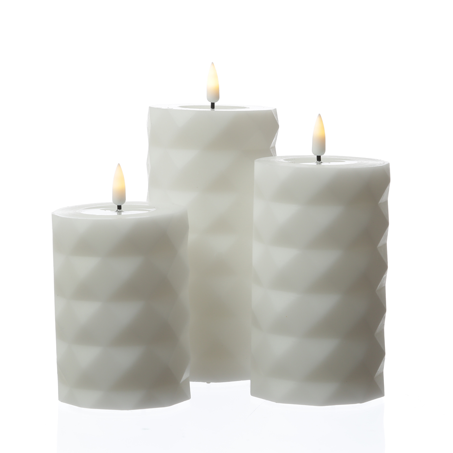 LED Stumpenkerze MIA - Rautenmuster - Echtwachs - 3D Flamme - H: 10cm - D: 7,5cm - weiß LED Stumpenkerze MIA - Rautenmuster - Echtwachs - 3D Flamme - H: 10cm - D: 7,5cm - weiß