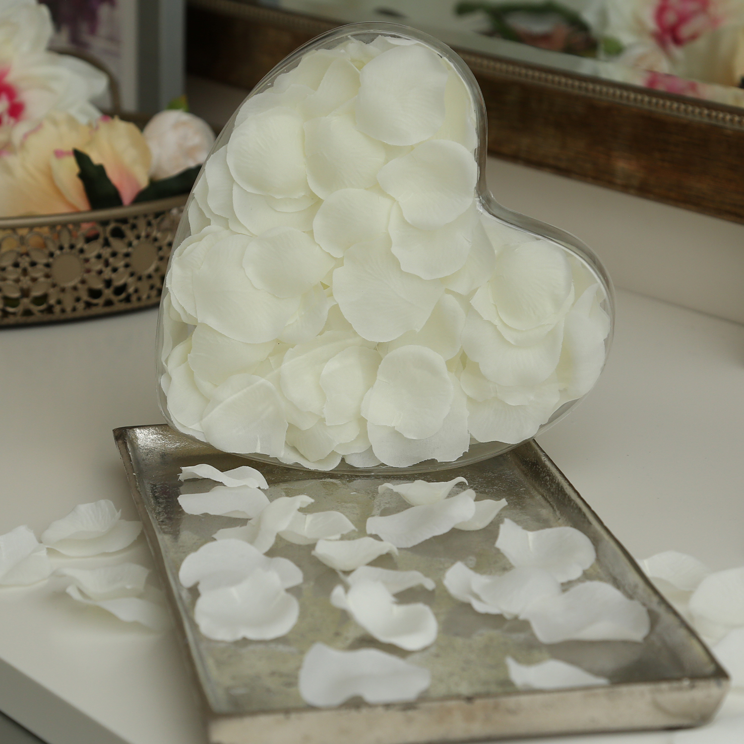 Rosenblätter - Geschenkbox in Herzform - Kunstblätter - schwimmend - 150 Stück - weiß Rosenblätter - Geschenkbox in Herzform - Kunstblätter - schwimmend - 150 Stück - weiß