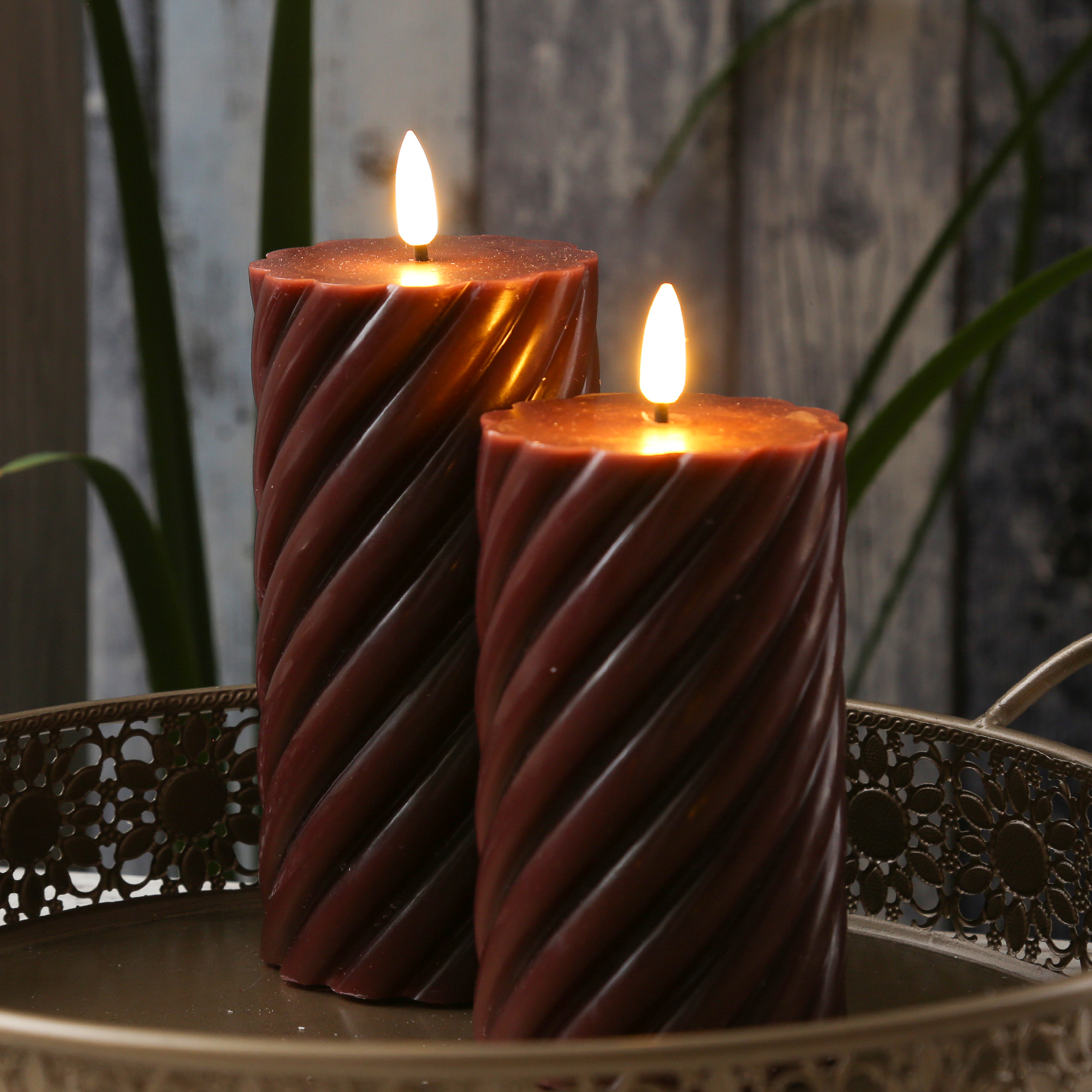 LED Stumpenkerze SWIRL - Echtwachs - warmweiße 3D Flamme - H: 17,5cm - Batterie - Timer - weinrot LED Stumpenkerze SWIRL - Echtwachs - warmweiße 3D Flamme - H: 17,5cm - Batterie - Timer - weinrot