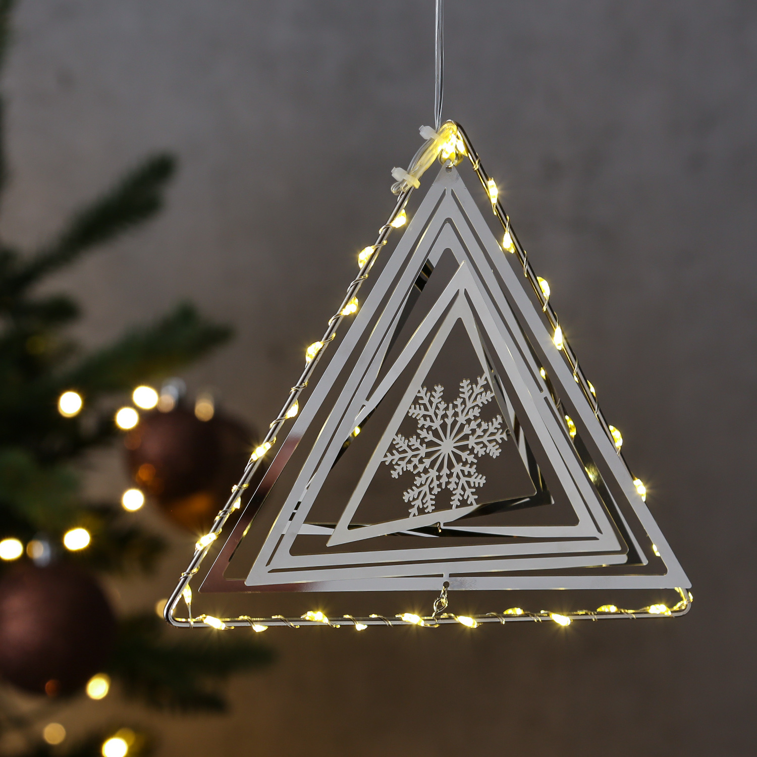 LED Dreieck mit Schneeflocke - 3D Dekohänger - 30 warmweiße LED - H: 16,5cm - Timer - silber LED Dreieck mit Schneeflocke - 3D Dekohänger - 30 warmweiße LED - H: 16,5cm - Timer - silber