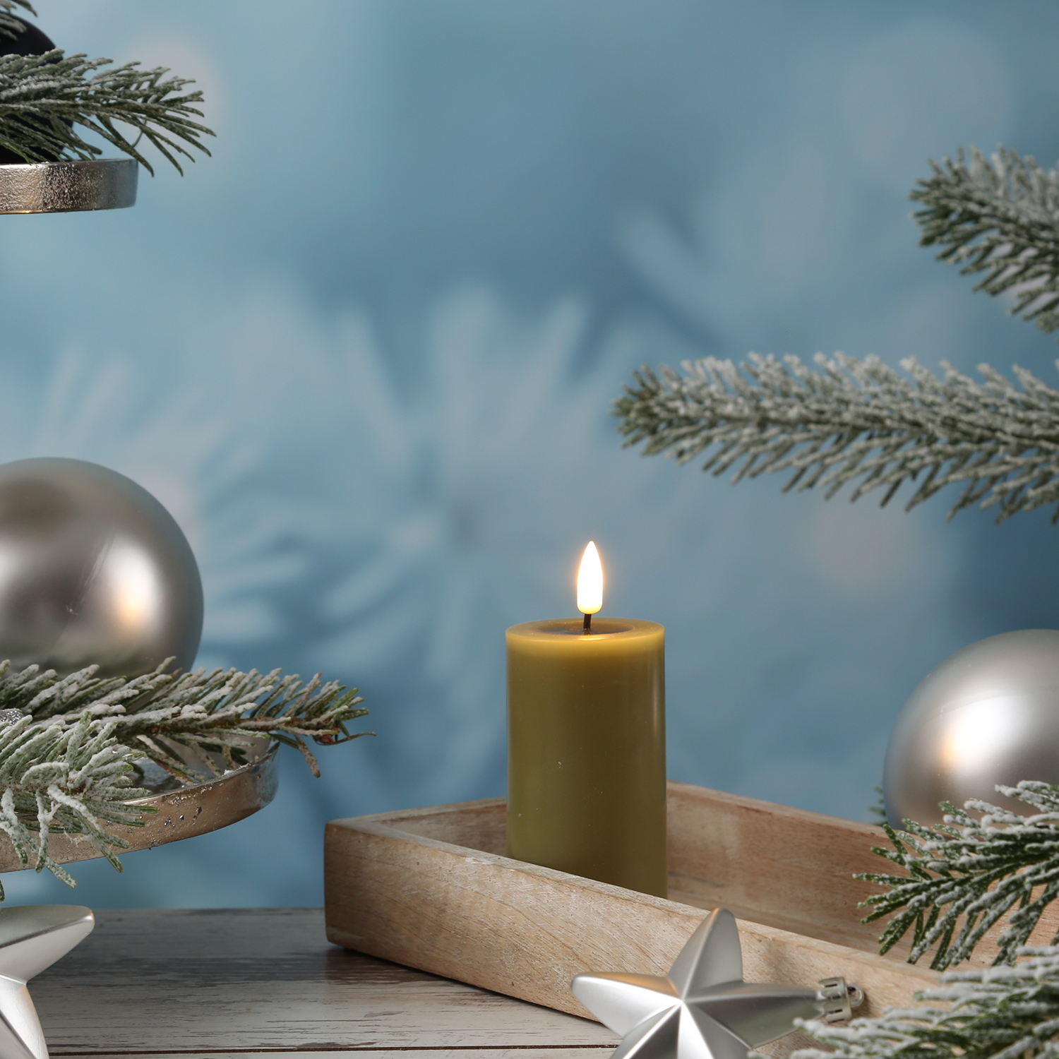 LED Stumpenkerze MIA - Echtwachs - realistische 3D Flamme - H: 10cm - D: 5cm - olivgrün LED Stumpenkerze MIA - Echtwachs - realistische 3D Flamme - H: 10cm - D: 5cm - olivgrün