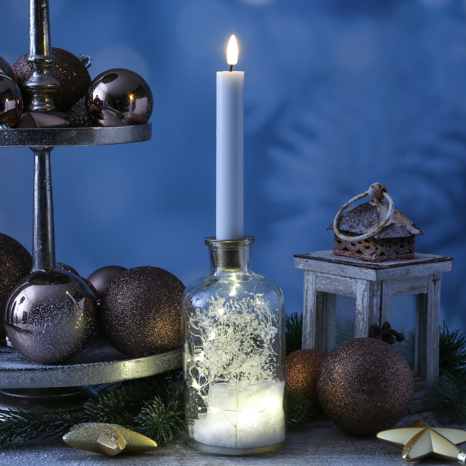 LED Dekoglas Trockenblumen im Schnee - Stabkerzenhalter - 10 warmweiße LED - H: 16cm - Timer LED Dekoglas Trockenblumen im Schnee - Stabkerzenhalter - 10 warmweiße LED - H: 16cm - Timer