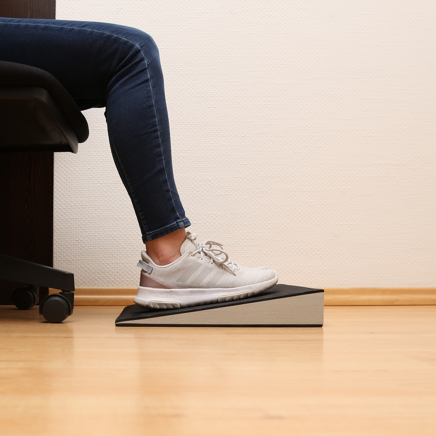 Keilkissen - Sitzkissen in Keilform - orthopädisches Sitzkissen und Fußkeil - Fußstütze
