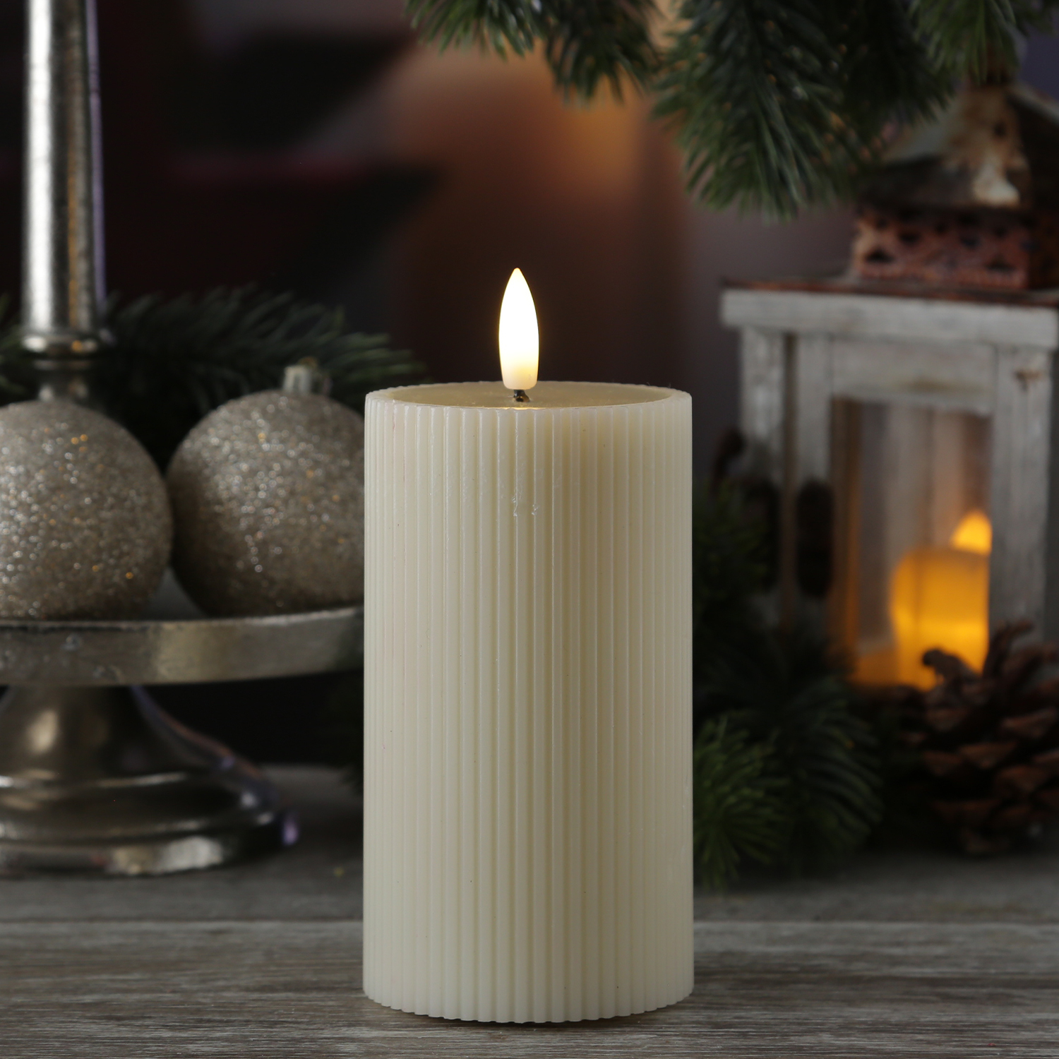 LED Kerze LIV - gerillt - Echtwachs - warmweiße 3D Flamme - H: 15,5cm - D: 7cm - Timer - creme LED Kerze LIV - gerillt - Echtwachs - warmweiße 3D Flamme - H: 15,5cm - D: 7cm - Timer - creme