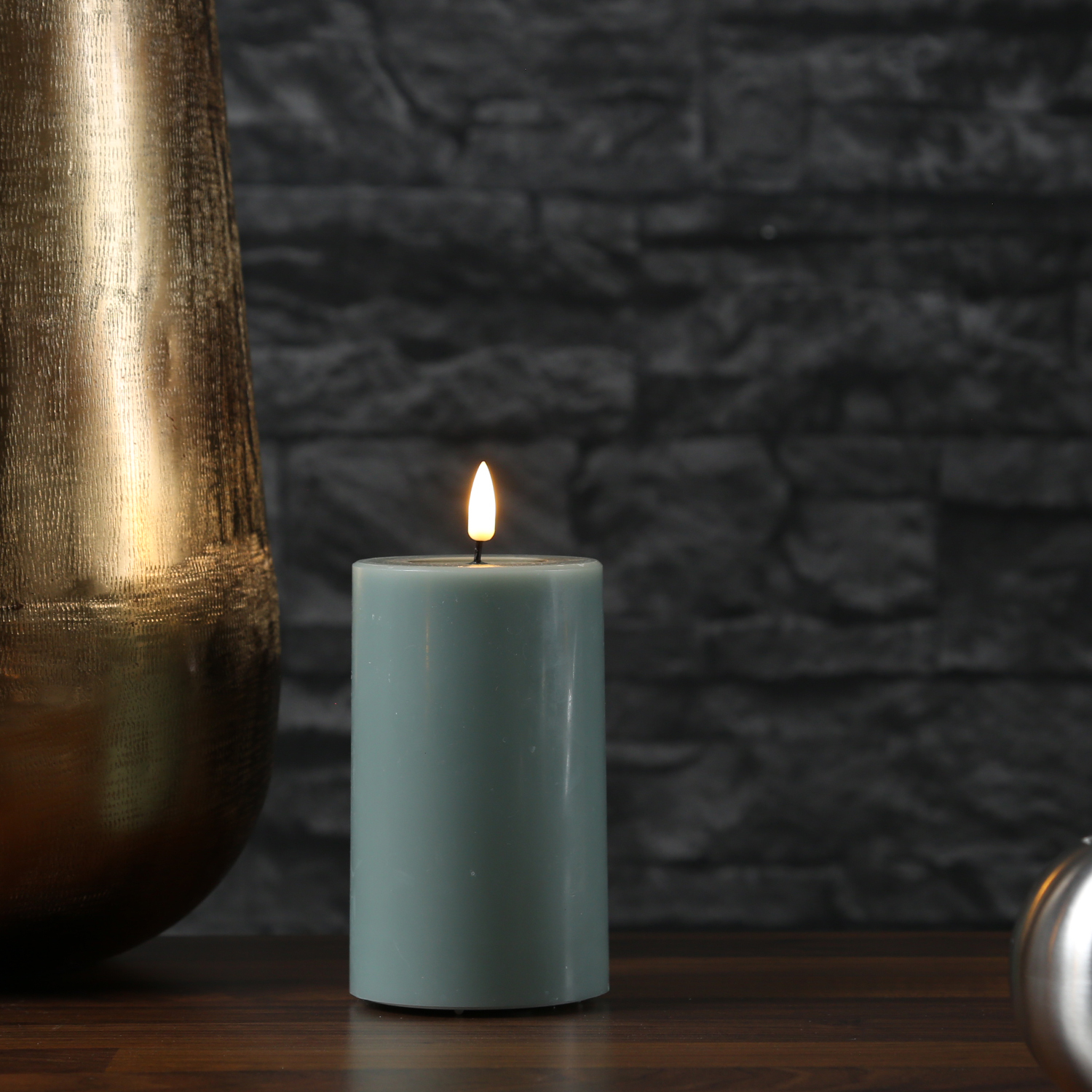 LED Stumpenkerze MIA - Echtwachs - realistische 3D Flamme - H: 12,5cm - D: 7,5cm - salbeigrün LED Stumpenkerze MIA - Echtwachs - realistische 3D Flamme - H: 12,5cm - D: 7,5cm - salbeigrün