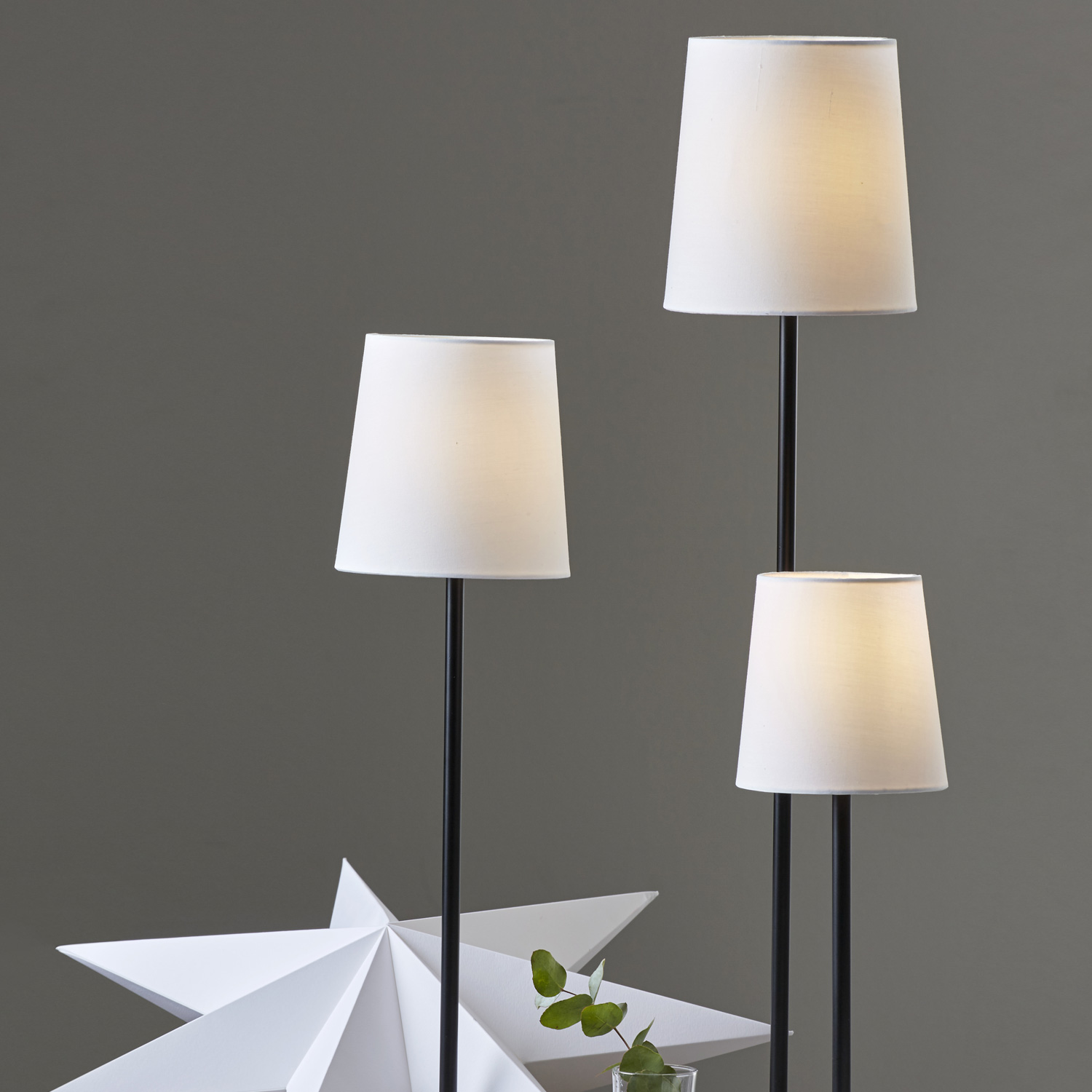 Papierstern/Dekoleuchte "Frozen" - stehend - 7-zackig - Ø 35cm, H: 85cm - E14 - inkl. Kabel - weiß Papierstern/Dekoleuchte "Frozen" - stehend - 7-zackig - Ø 35cm, H: 85cm - E14 - inkl. Kabel - weiß