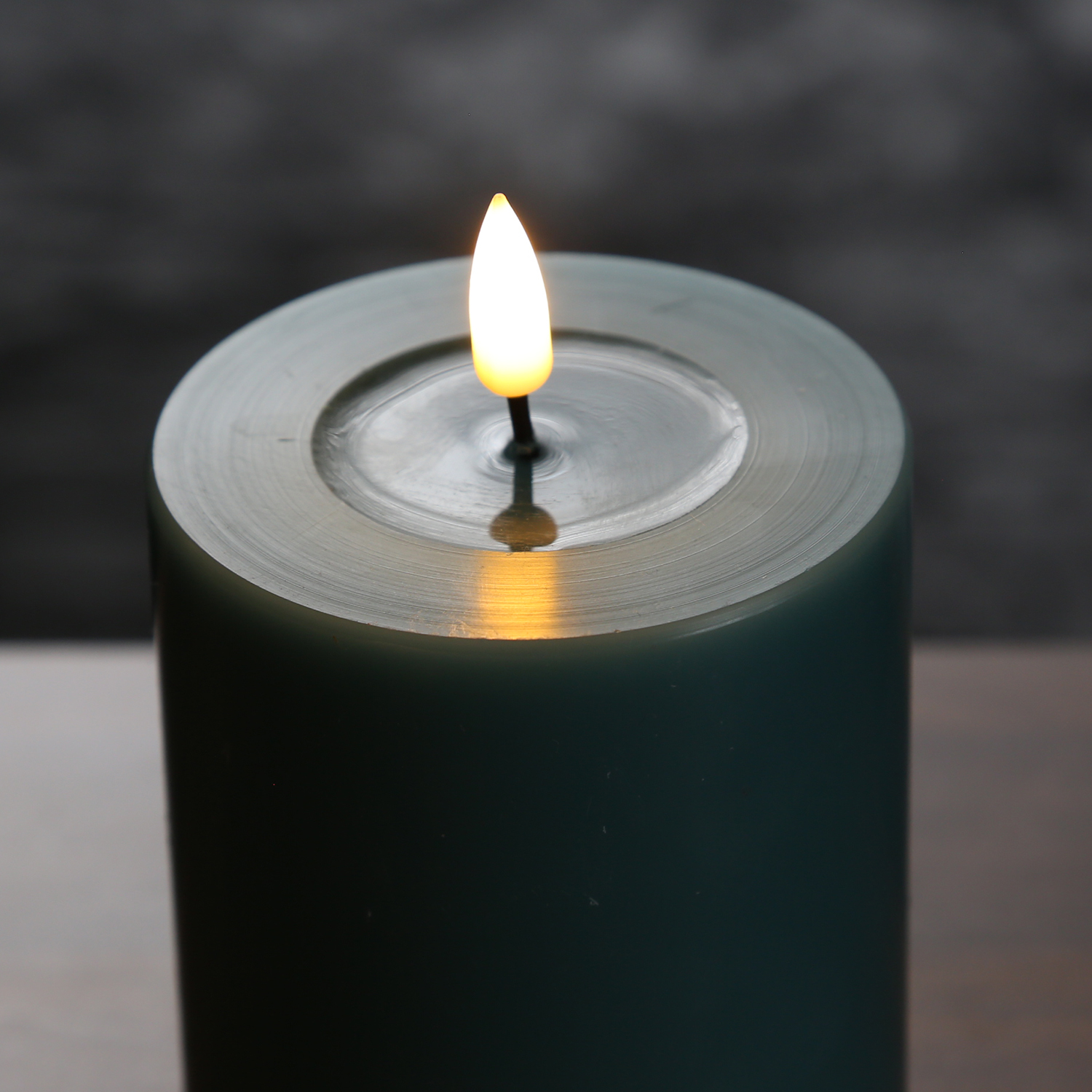LED Stumpenkerze MIA - Echtwachs - realistische 3D Flamme - H: 12,5cm - D: 5cm - jadegrün LED Stumpenkerze MIA - Echtwachs - realistische 3D Flamme - H: 12,5cm - D: 5cm - jadegrün
