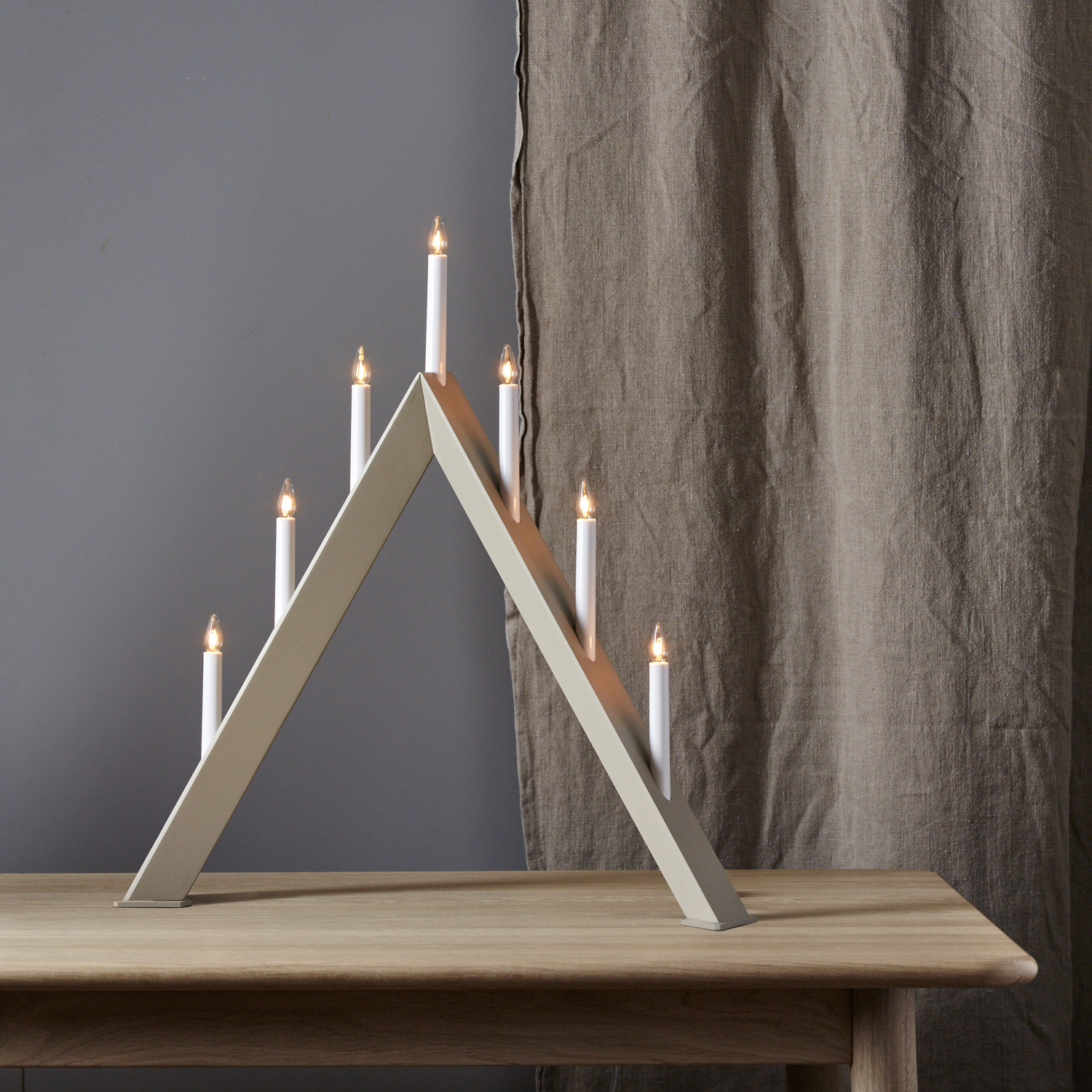 Fensterleuchter ARROW - 7 warmweiße Glühlampen - L: 60cm, H: 64,5cm - Holz - Schalter - Hellgrau Fensterleuchter ARROW - 7 warmweiße Glühlampen - L: 60cm, H: 64,5cm - Holz - Schalter - Hellgrau