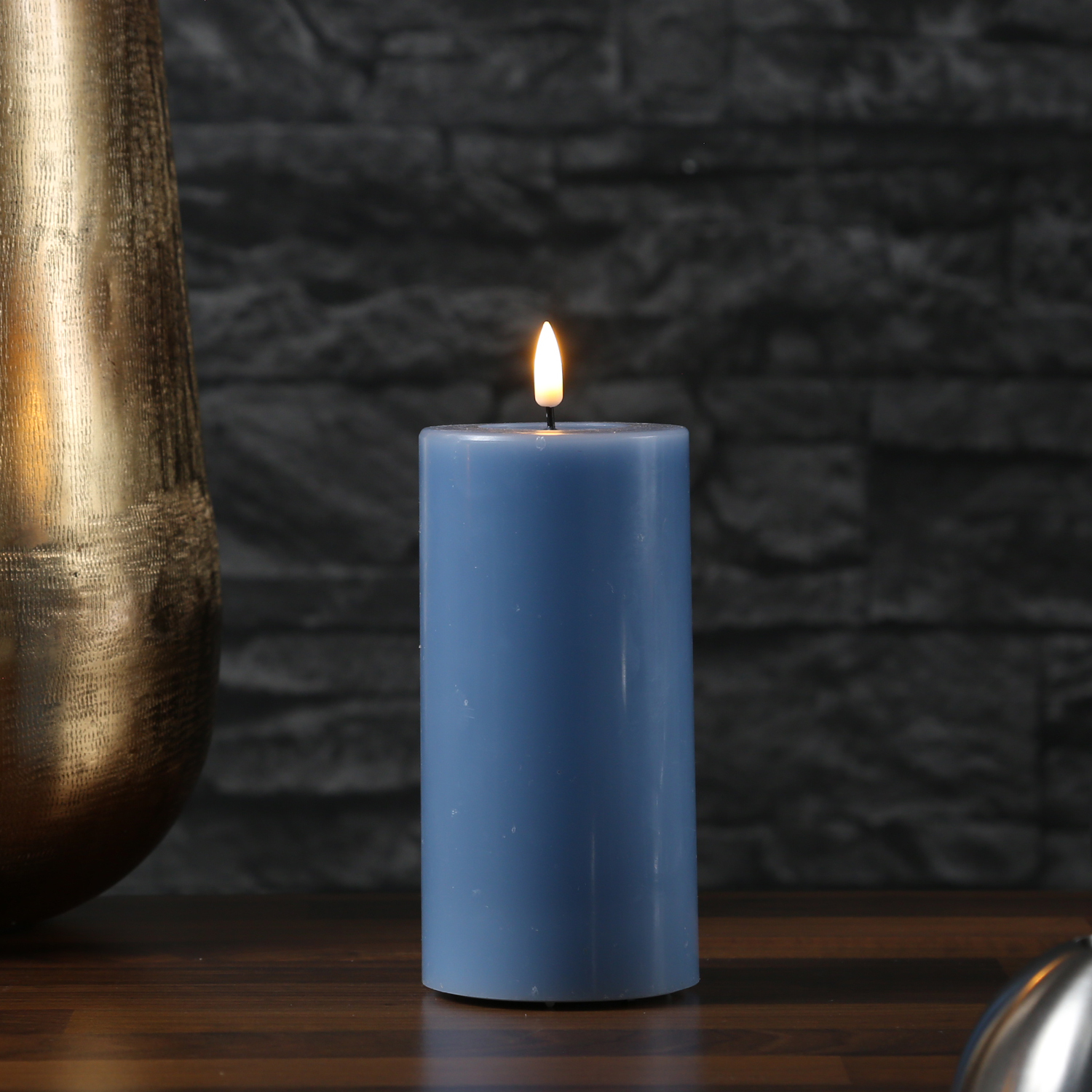 LED Stumpenkerze MIA - Echtwachs - realistische 3D Flamme - H: 15cm - D: 7,5cm - eisblau LED Stumpenkerze MIA - Echtwachs - realistische 3D Flamme - H: 15cm - D: 7,5cm - eisblau