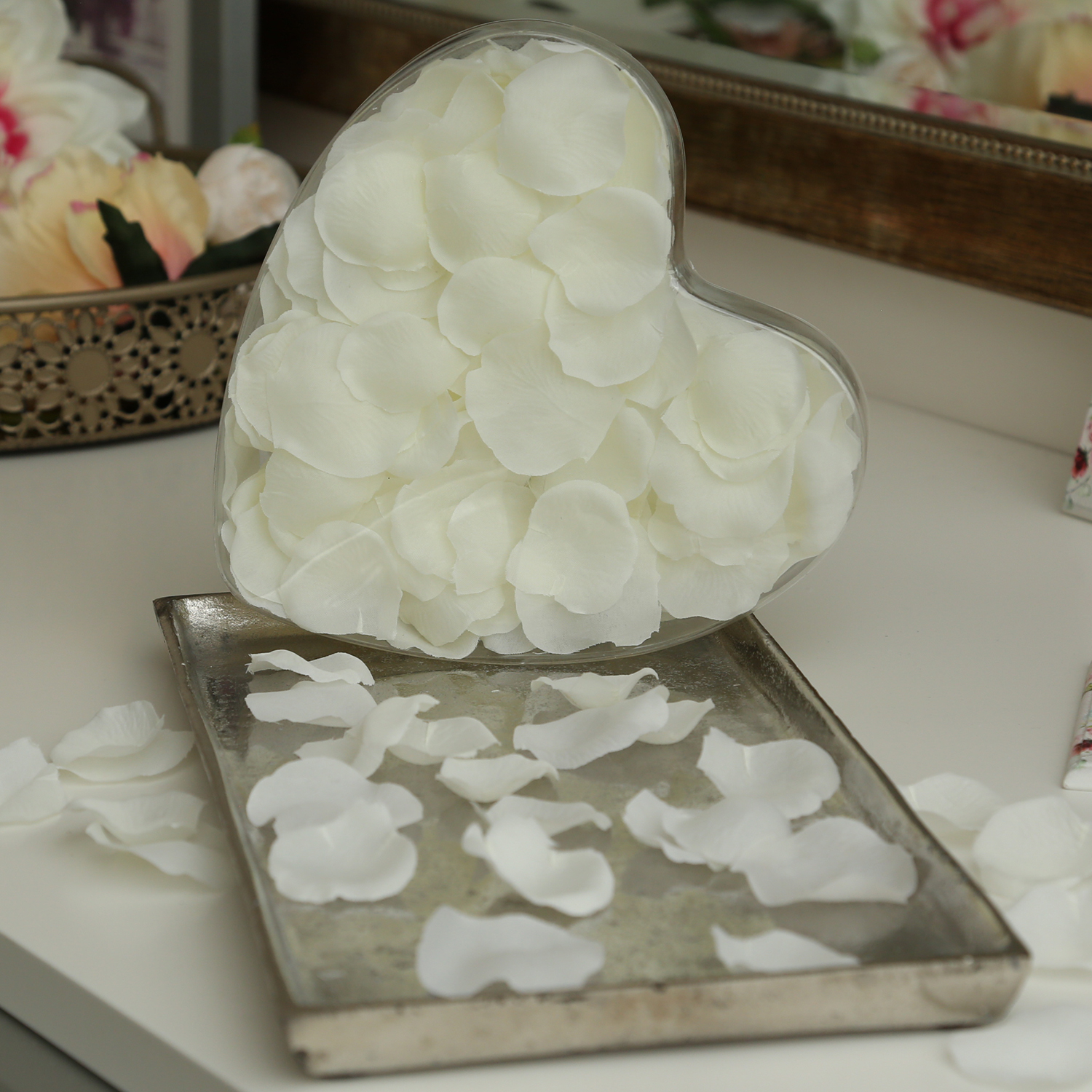 Rosenblätter - Geschenkbox in Herzform - Kunstblätter - schwimmend - 150 Stück - weiß Rosenblätter - Geschenkbox in Herzform - Kunstblätter - schwimmend - 150 Stück - weiß