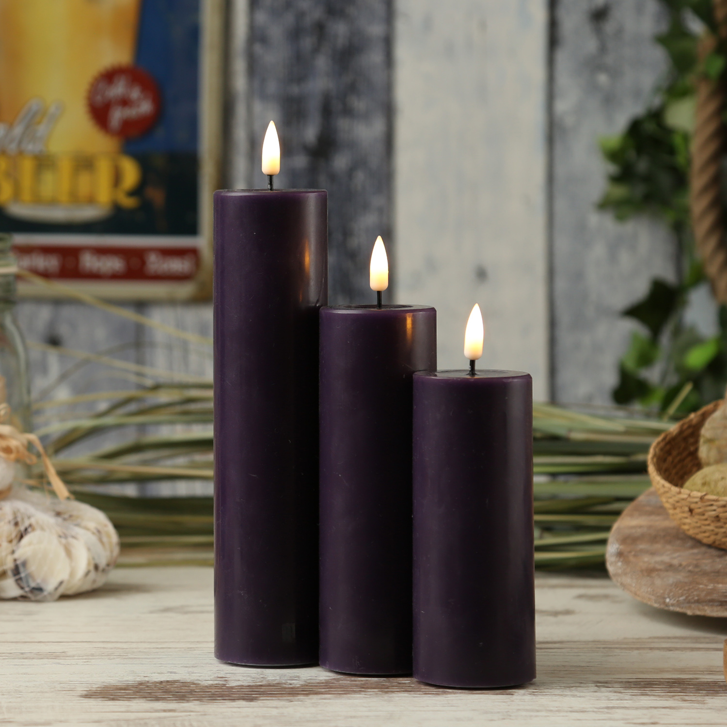 LED Stumpenkerze MIA - Echtwachs - realistische 3D Flamme - H: 12,5cm - D: 5cm - dunkellila LED Stumpenkerze MIA - Echtwachs - realistische 3D Flamme - H: 12,5cm - D: 5cm - dunkellila