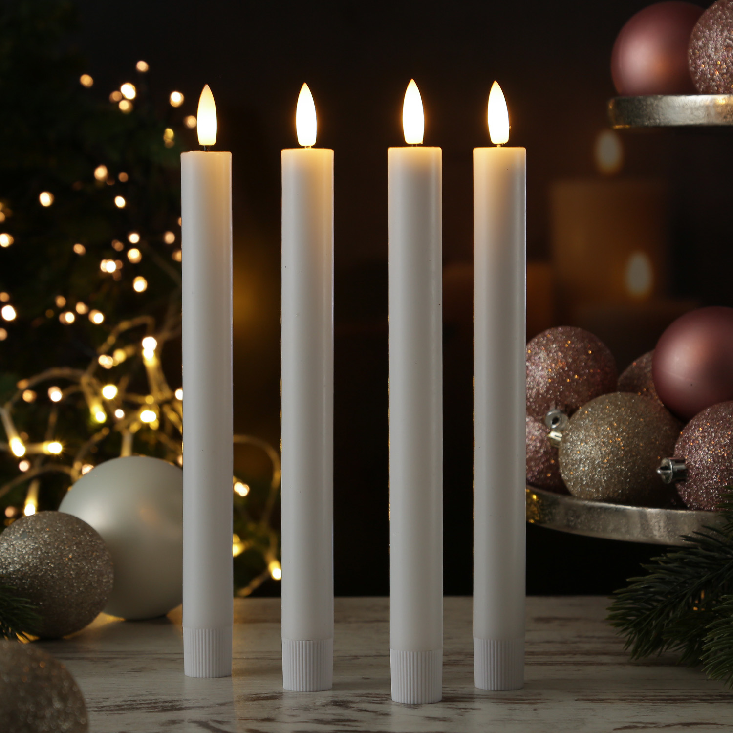 LED Stabkerzen LISA - Echtwachs - mit Ladestation - inkl. Fernbedienung - H: 25cm - weiß - 4er Set LED Stabkerzen LISA - Echtwachs - mit Ladestation - inkl. Fernbedienung - H: 25cm - weiß - 4er Set