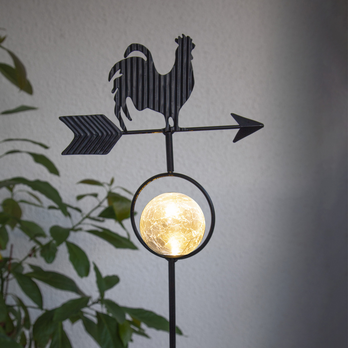 LED Solarstab "Hahn mit Windrichtungspfeil" - 1 warmweiße LED - H: 81cm - Dämmerungssensor - schwarz