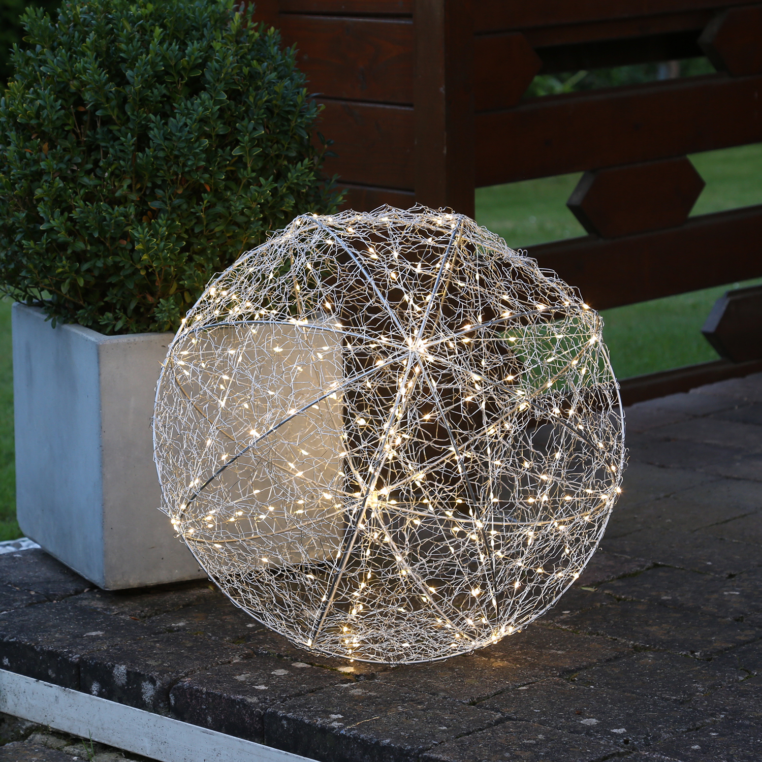 LED Drahtkugel - Leuchtkugel - 600 warmweiße LED - Timer - D: 38cm - für Innen/Außen