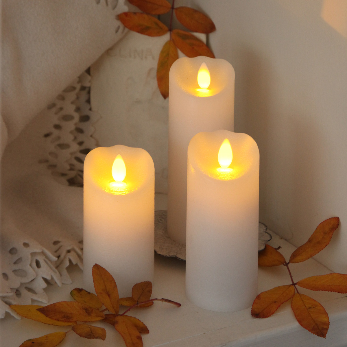 LED Kerze "Glow" - Echtwachs - gelbe flackernde LED - Timer - H: 15cm, D: 5,5cm - weiß LED Kerze "Glow" - Echtwachs - gelbe flackernde LED - Timer - H: 15cm, D: 5,5cm - weiß