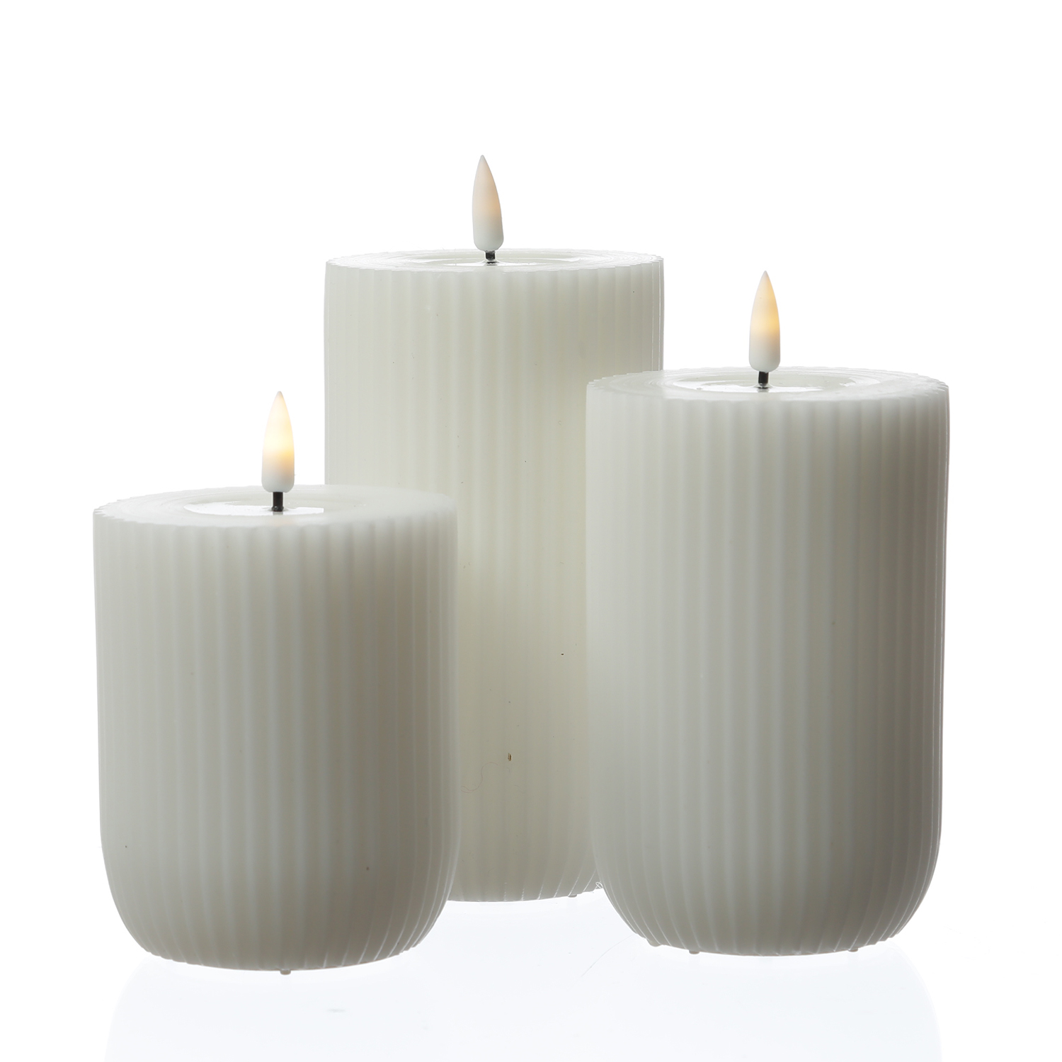 LED Stumpenkerze MIA - gerillt - Echtwachs - 3D Flamme - H: 15cm - D: 8cm - weiß LED Stumpenkerze MIA - gerillt - Echtwachs - 3D Flamme - H: 15cm - D: 8cm - weiß