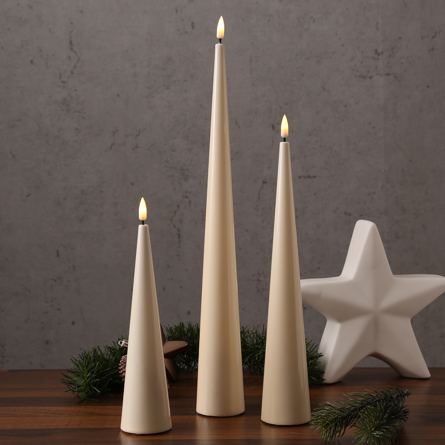 LED Kegelkerze LEA - Echtwachs - realistische 3D Flamme - H: 20cm - Batteriebetrieb - creme LED Kegelkerze LEA - Echtwachs - realistische 3D Flamme - H: 20cm - Batteriebetrieb - creme