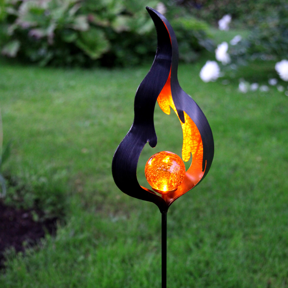 LED Solarstab "Feuer"- schwarz - amber LED - Glaskugel in Flamme - H: 85cm - Dämmerungssensor LED Solarstab "Feuer"- schwarz - amber LED - Glaskugel in Flamme - H: 85cm - Dämmerungssensor