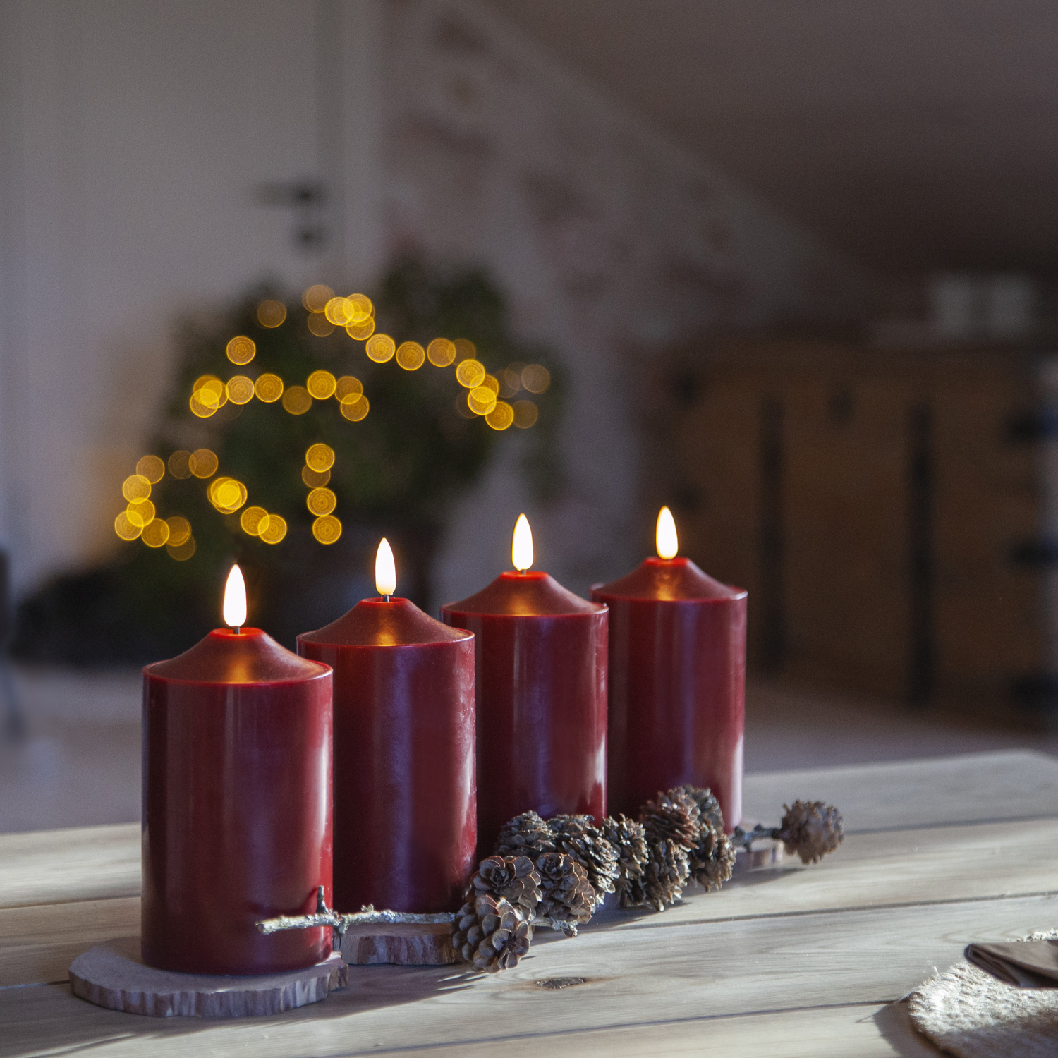 LED Stumpenkerze "Flamme" - Echtwachs - warmweiße LED - H: 15cm, D: 7,5cm - Timer - rot LED Stumpenkerze "Flamme" - Echtwachs - warmweiße LED - H: 15cm, D: 7,5cm - Timer - rot