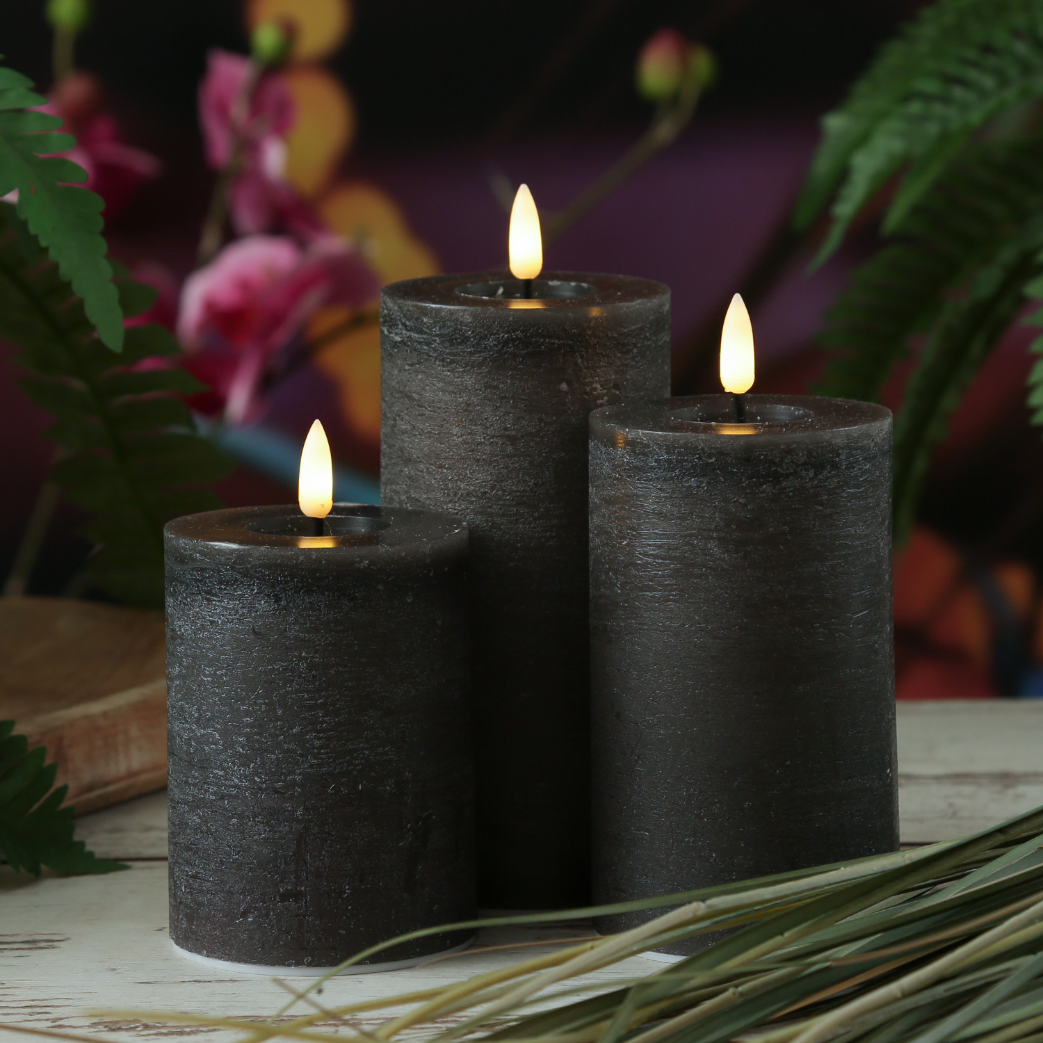 LED Kerzenset LISA - Rustik-Optik - Echtwachs - 3 Größen - mit Ladestation - Timer - grau - 3er Set LED Kerzenset LISA - Rustik-Optik - Echtwachs - 3 Größen - mit Ladestation - Timer - grau - 3er Set