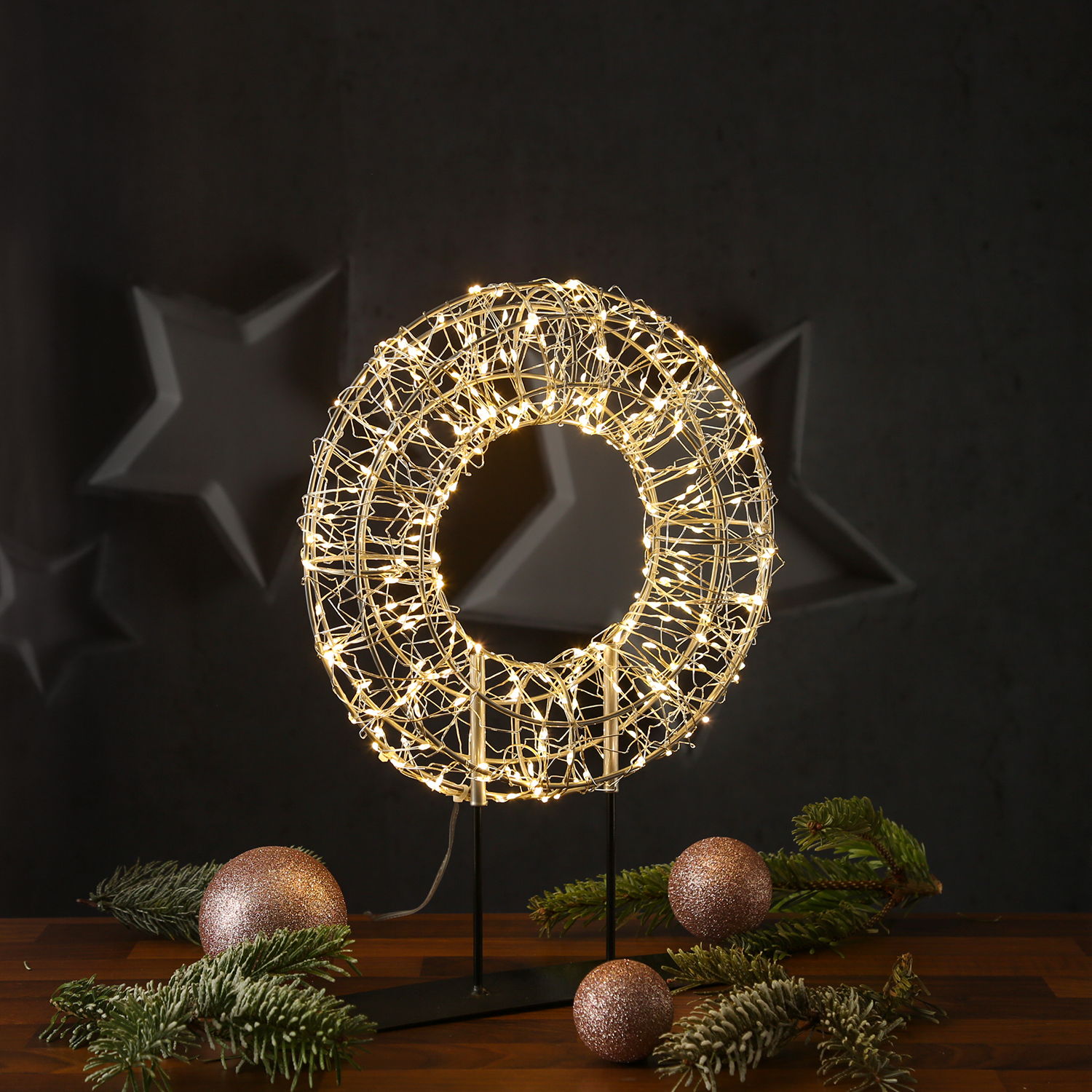 LED Kranz - Leuchtkranz stehend - 300 warmweiße LED - H: 38cm - Timer - für Innen/Außen LED Kranz - Leuchtkranz stehend - 300 warmweiße LED - H: 38cm - Timer - für Innen/Außen