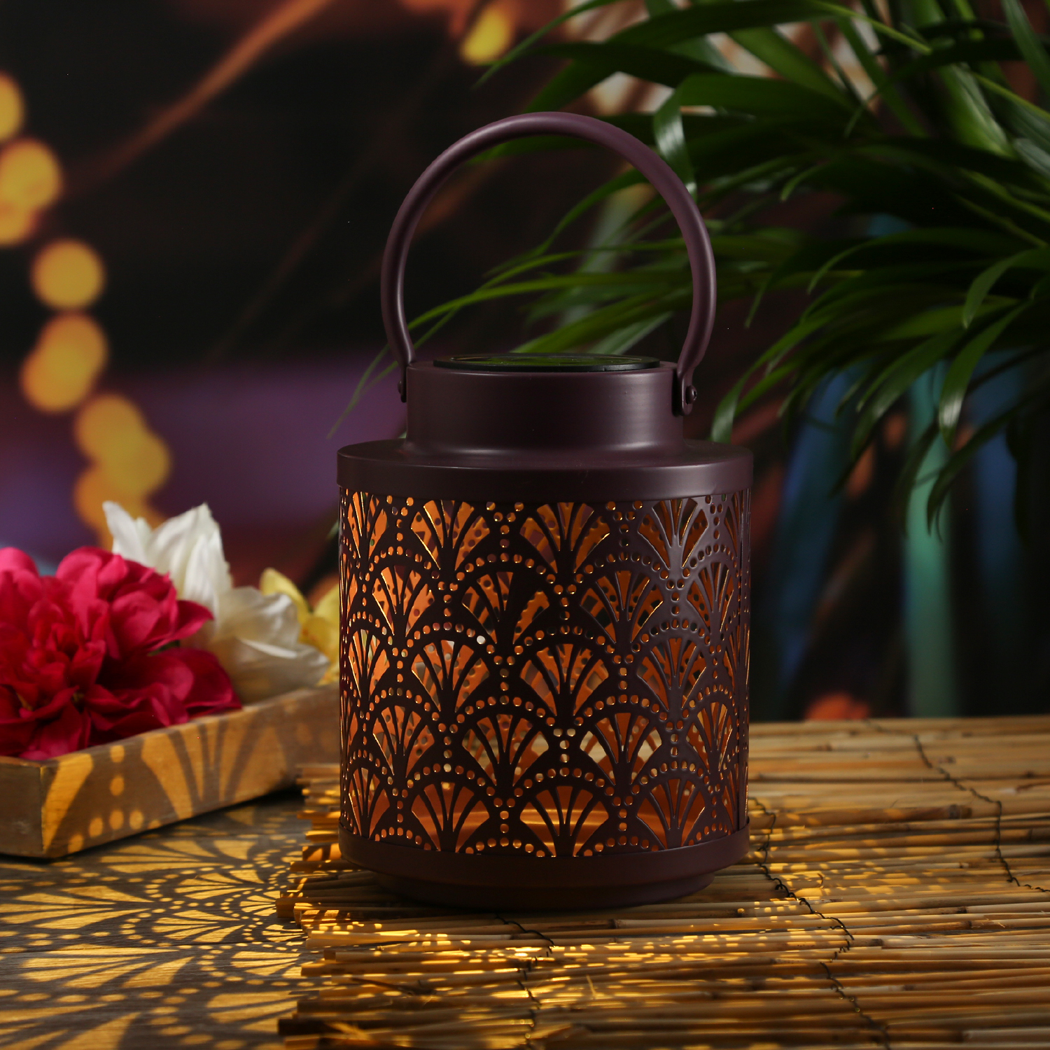 LED Solar Laterne - Fächer Muster - hängend und stehend - H: 19cm - Lichtsensor - für Außen - lila LED Solar Laterne - Fächer Muster - hängend und stehend - H: 19cm - Lichtsensor - für Außen - lila