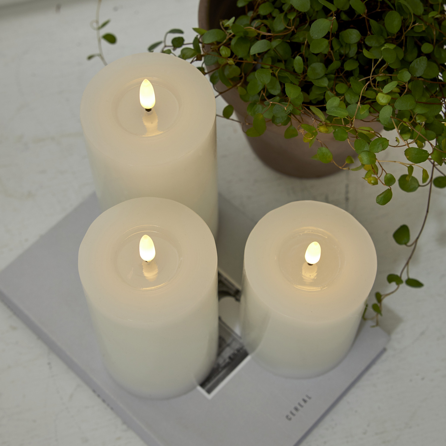 LED Stumpenkerze LINA - Echtwachs - realistische 3D Flamme - H: 17,5cm - Batterie - Timer - weiß