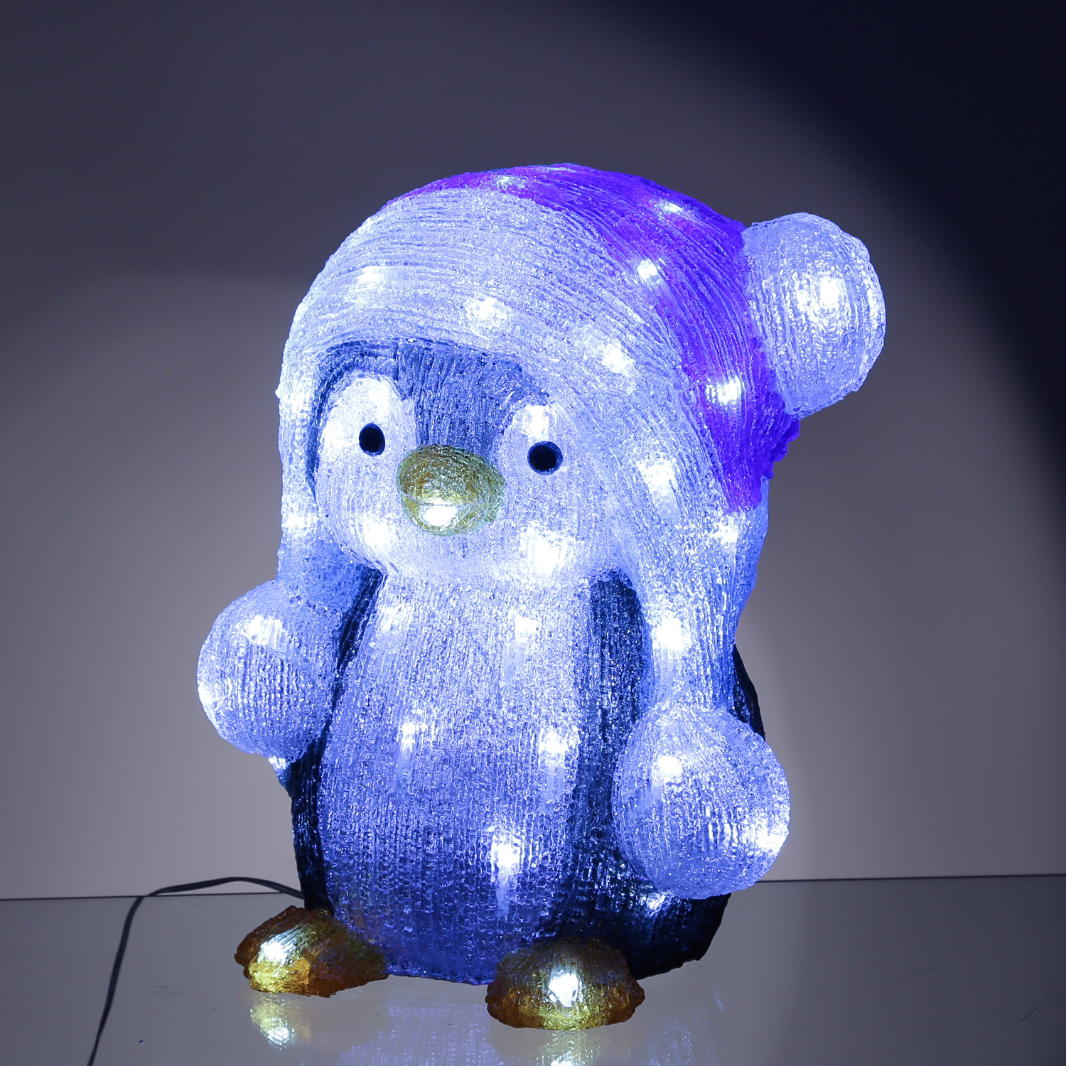 LED Pinguin mit Bommelmütze - Acrylfigur - 60 kaltweiße LED - H: 33cm - Timer - Außentrafo
