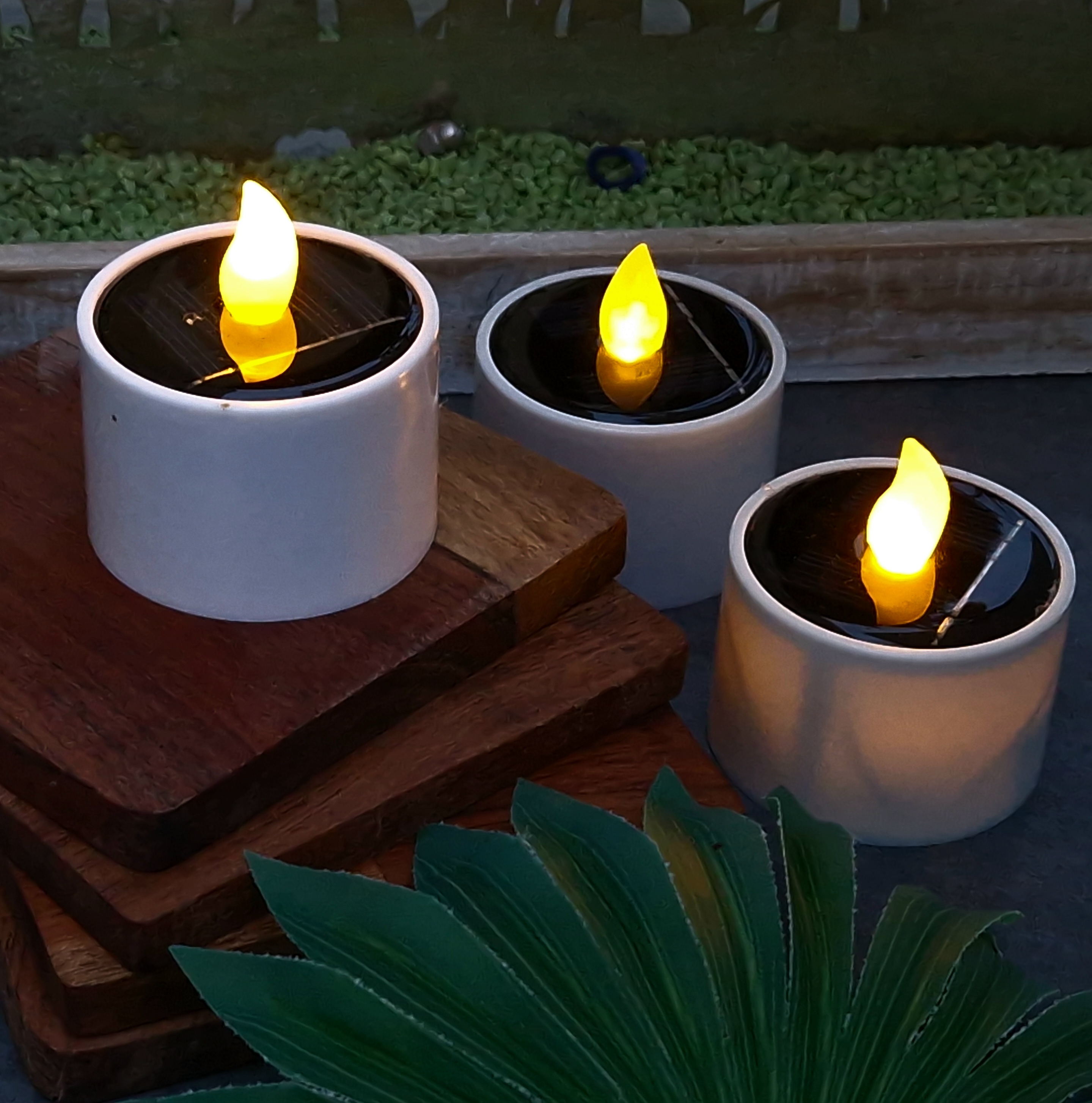 LED Solar Teelichter - orange flackernde LED - Lichtsensor - H: 6cm/D: 5,2cm - für Außen - 3er Set LED Solar Teelichter - orange flackernde LED - Lichtsensor - H: 6cm/D: 5,2cm - für Außen - 3er Set