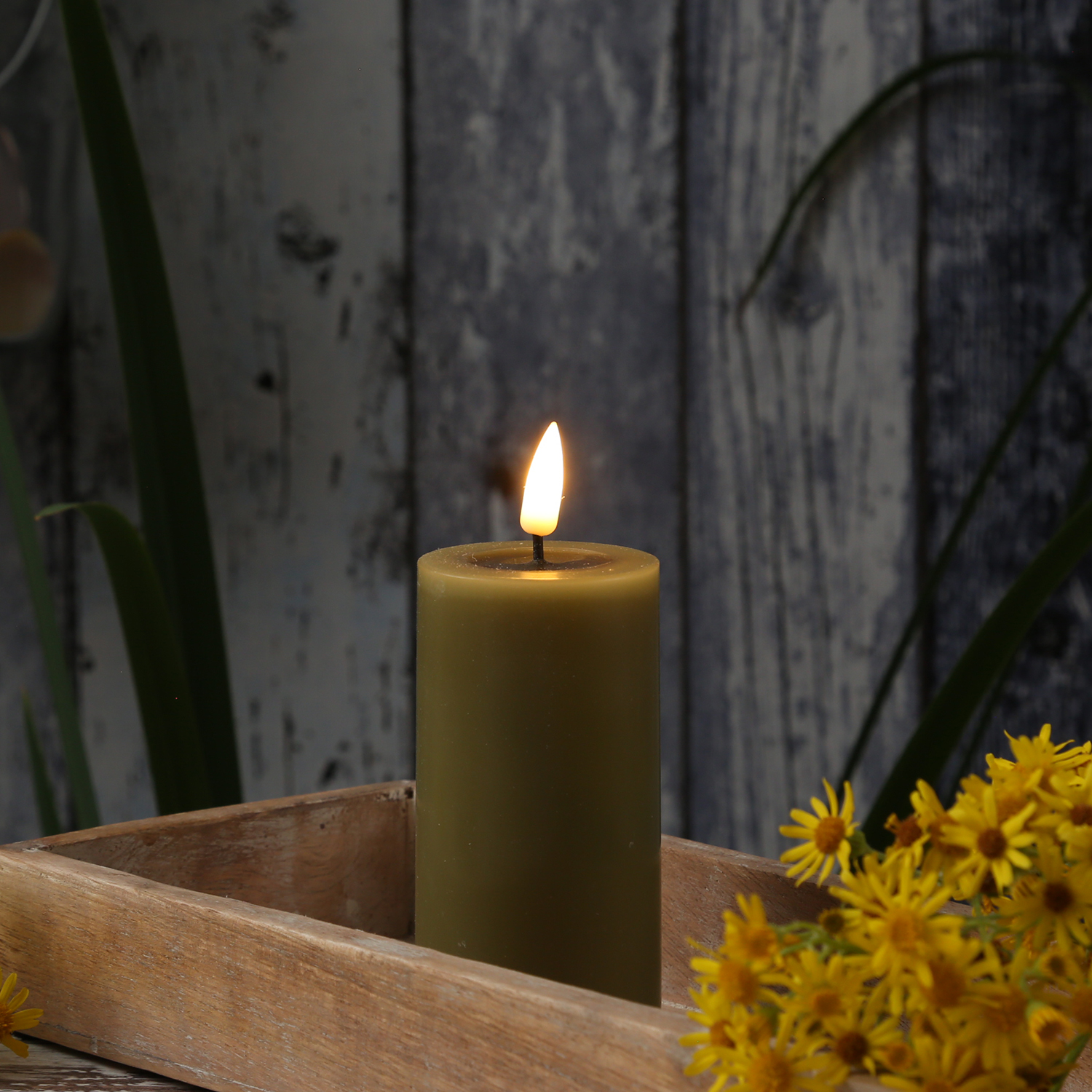 LED Stumpenkerze MIA - Echtwachs - realistische 3D Flamme - H: 10cm - D: 5cm - olivgrün LED Stumpenkerze MIA - Echtwachs - realistische 3D Flamme - H: 10cm - D: 5cm - olivgrün