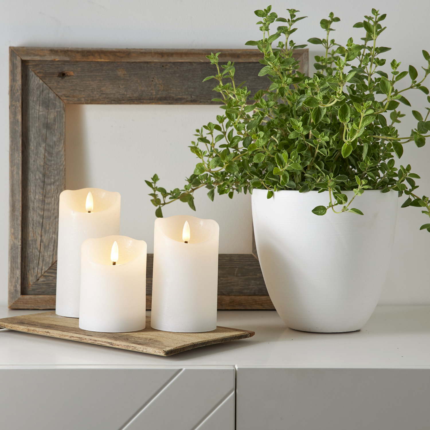 LED Stumpenkerze RUSTIC - Echtwachs - warmweiße 3D Flamme - H: 10cm - Batterie - Timer - weiß LED Stumpenkerze RUSTIC - Echtwachs - warmweiße 3D Flamme - H: 10cm - Batterie - Timer - weiß