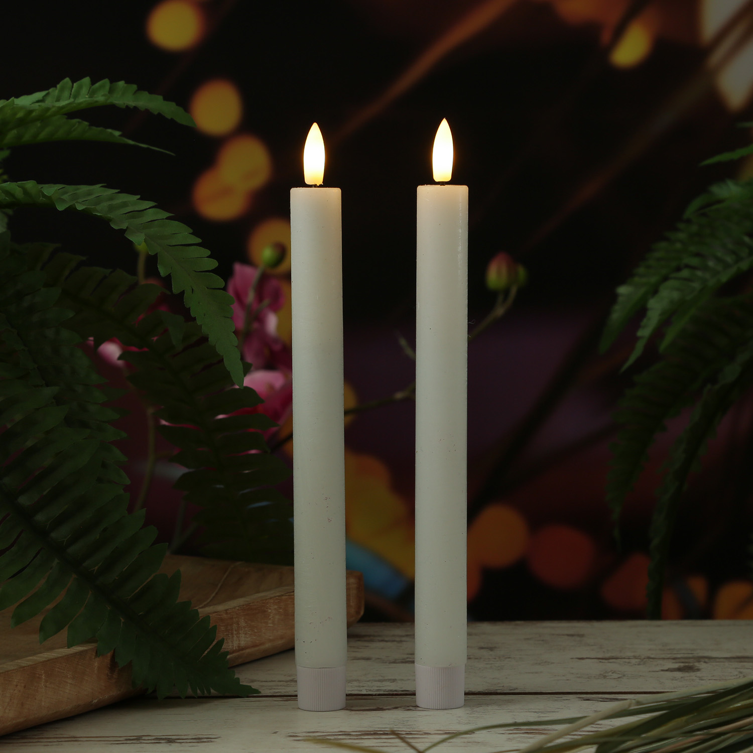 LED Stabkerzen LINA - Rustik-Optik - Echtwachs - 3D Flamme - H: 24cm - Timer - weiß - 2er Set LED Stabkerzen LINA - Rustik-Optik - Echtwachs - 3D Flamme - H: 24cm - Timer - weiß - 2er Set