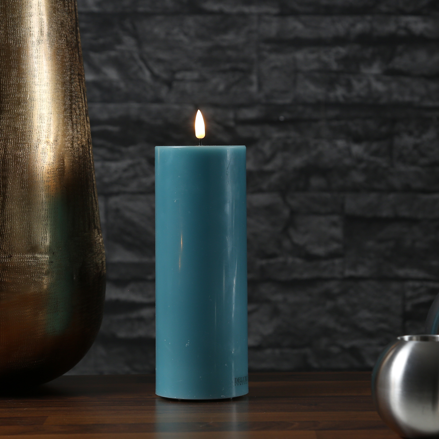 LED Stumpenkerze MIA - Echtwachs - realistische 3D Flamme - H: 20cm - D: 7,5cm - jadegrün LED Stumpenkerze MIA - Echtwachs - realistische 3D Flamme - H: 20cm - D: 7,5cm - jadegrün