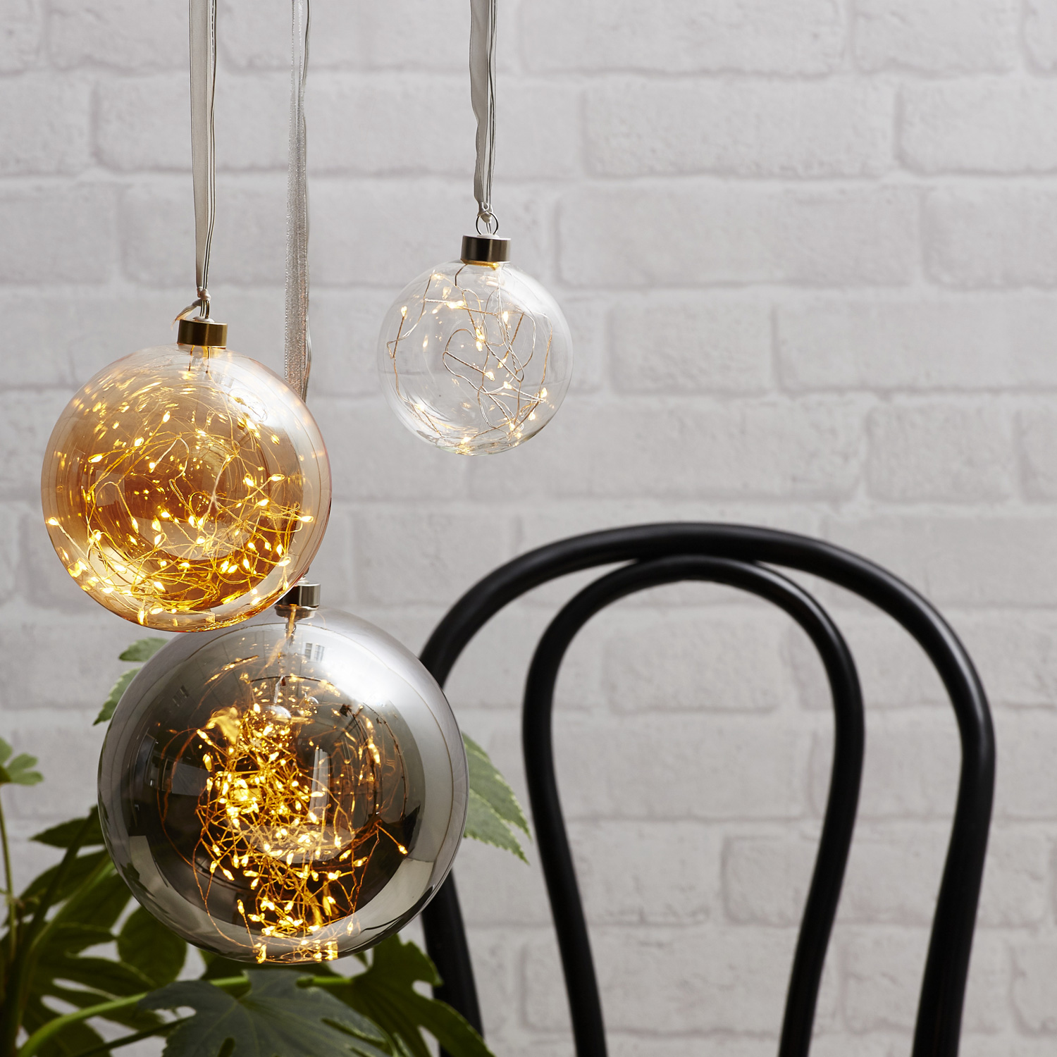 Glaskugel GLOW - Rauchglas - 80 warmweiße LED am Draht - D: 20cm - inkl. Trafo - 3m Kabel Glaskugel GLOW - Rauchglas - 80 warmweiße LED am Draht - D: 20cm - inkl. Trafo - 3m Kabel