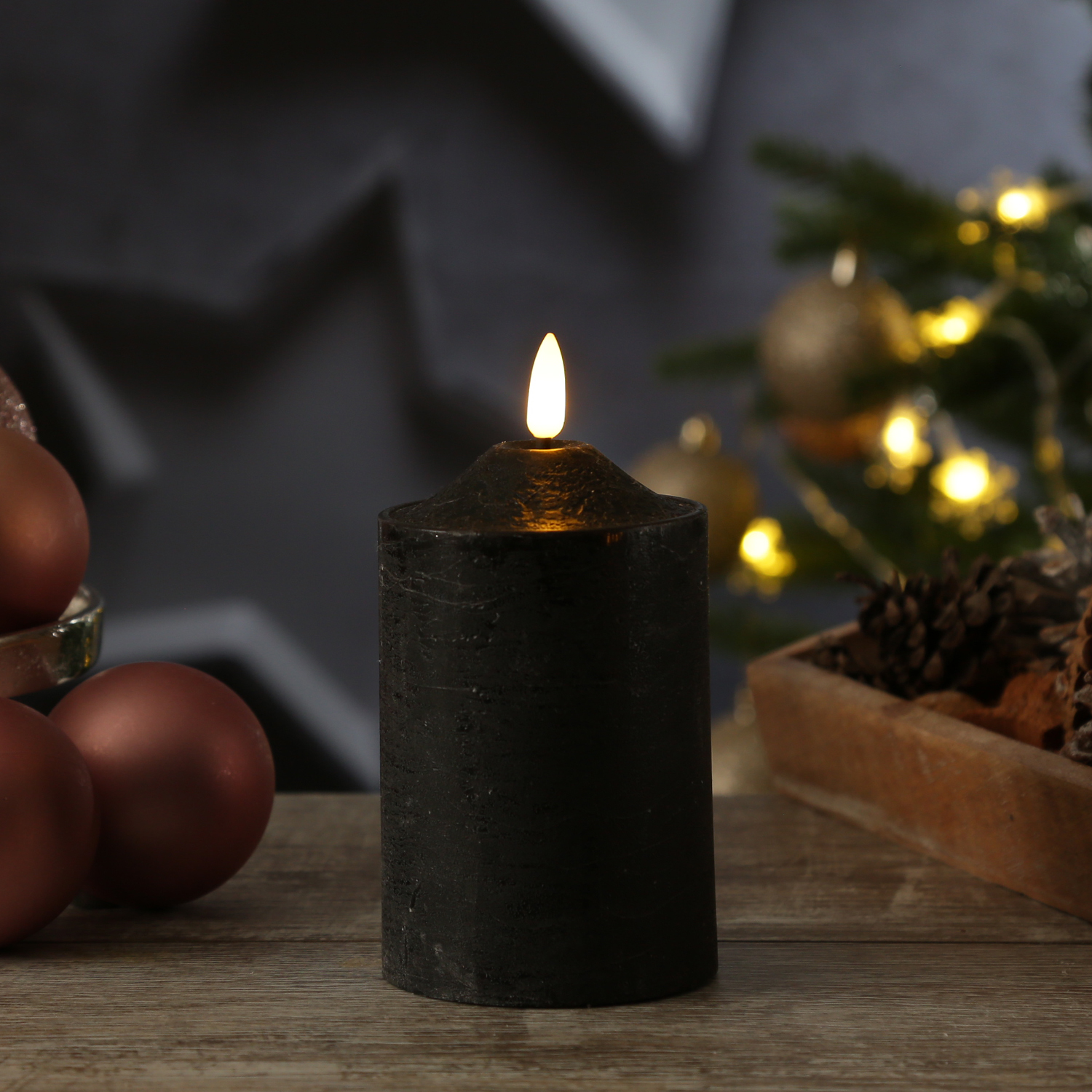 LED Stumpenkerze "Flamme" - Echtwachs - warmweiße LED - H: 15cm, D: 7,5cm - Timer - schwarz LED Stumpenkerze "Flamme" - Echtwachs - warmweiße LED - H: 15cm, D: 7,5cm - Timer - schwarz