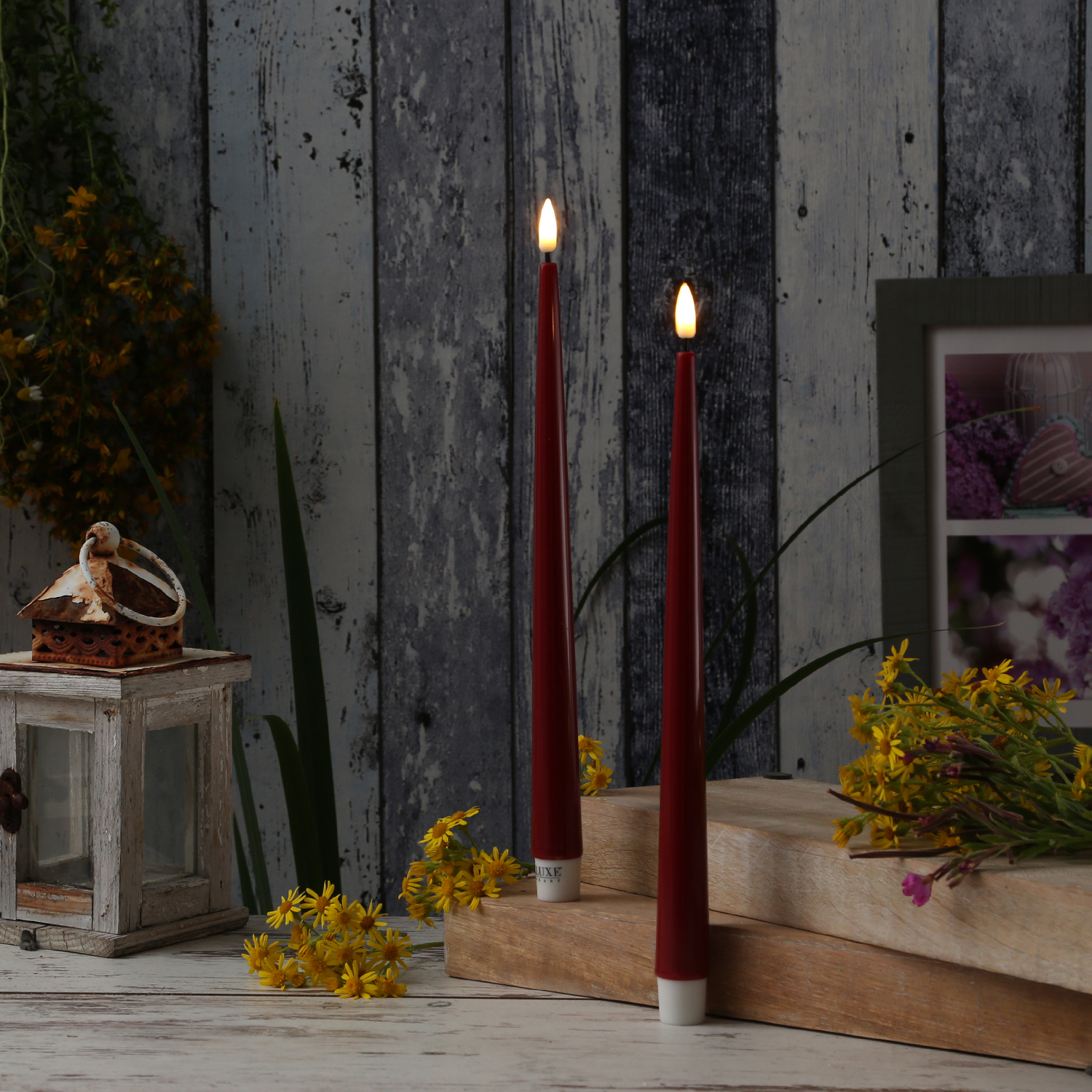 LED Stabkerzen ELLA - Echtwachs - realistische 3D Flamme - H: 28cm - bordeauxrot - 2 Stück LED Stabkerzen ELLA - Echtwachs - realistische 3D Flamme - H: 28cm - bordeauxrot - 2 Stück