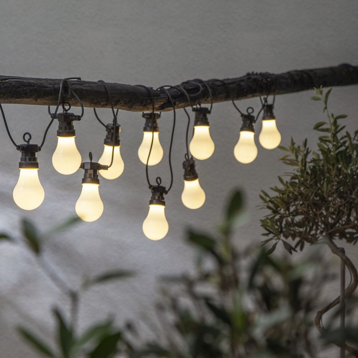 LED Lichterkette "Circus" - 10 opal weiße Birnen - warmweiße LED - 4,05m - inkl. Trafo - outdoor LED Lichterkette "Circus" - 10 opal weiße Birnen - warmweiße LED - 4,05m - inkl. Trafo - outdoor