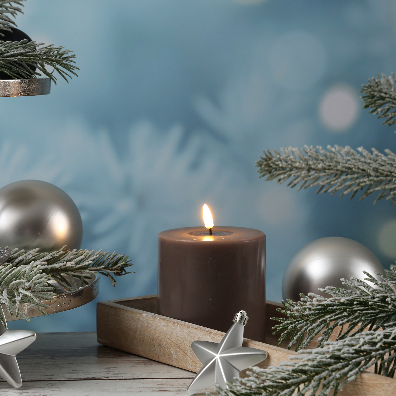 LED Stumpenkerze MIA - Echtwachs - realistische 3D Flamme - H: 10cm - D: 10cm - mokkafarben LED Stumpenkerze MIA - Echtwachs - realistische 3D Flamme - H: 10cm - D: 10cm - mokkafarben