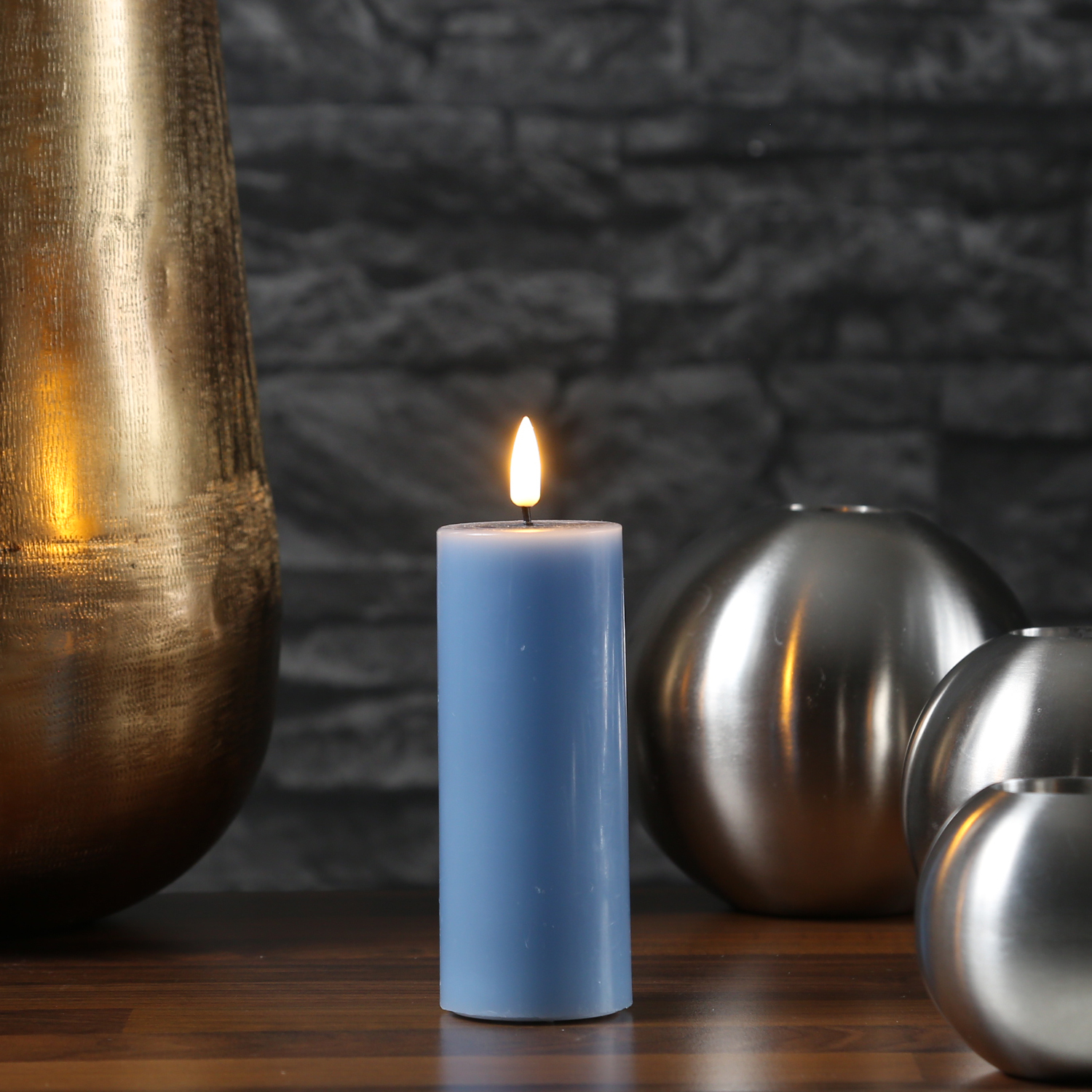 LED Stumpenkerze MIA - Echtwachs - realistische 3D Flamme - H: 12,5cm - D: 5cm - eisblau LED Stumpenkerze MIA - Echtwachs - realistische 3D Flamme - H: 12,5cm - D: 5cm - eisblau