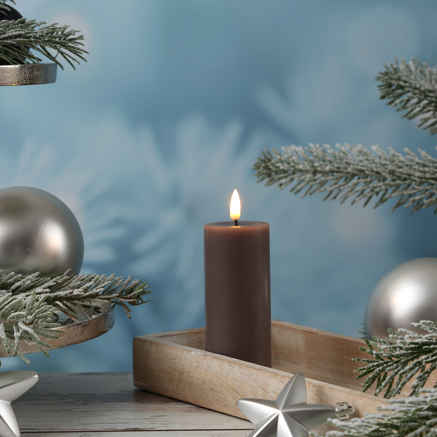 LED Stumpenkerze MIA - Echtwachs - realistische 3D Flamme - H: 12,5cm - D: 5cm - mokkafarben LED Stumpenkerze MIA - Echtwachs - realistische 3D Flamme - H: 12,5cm - D: 5cm - mokkafarben