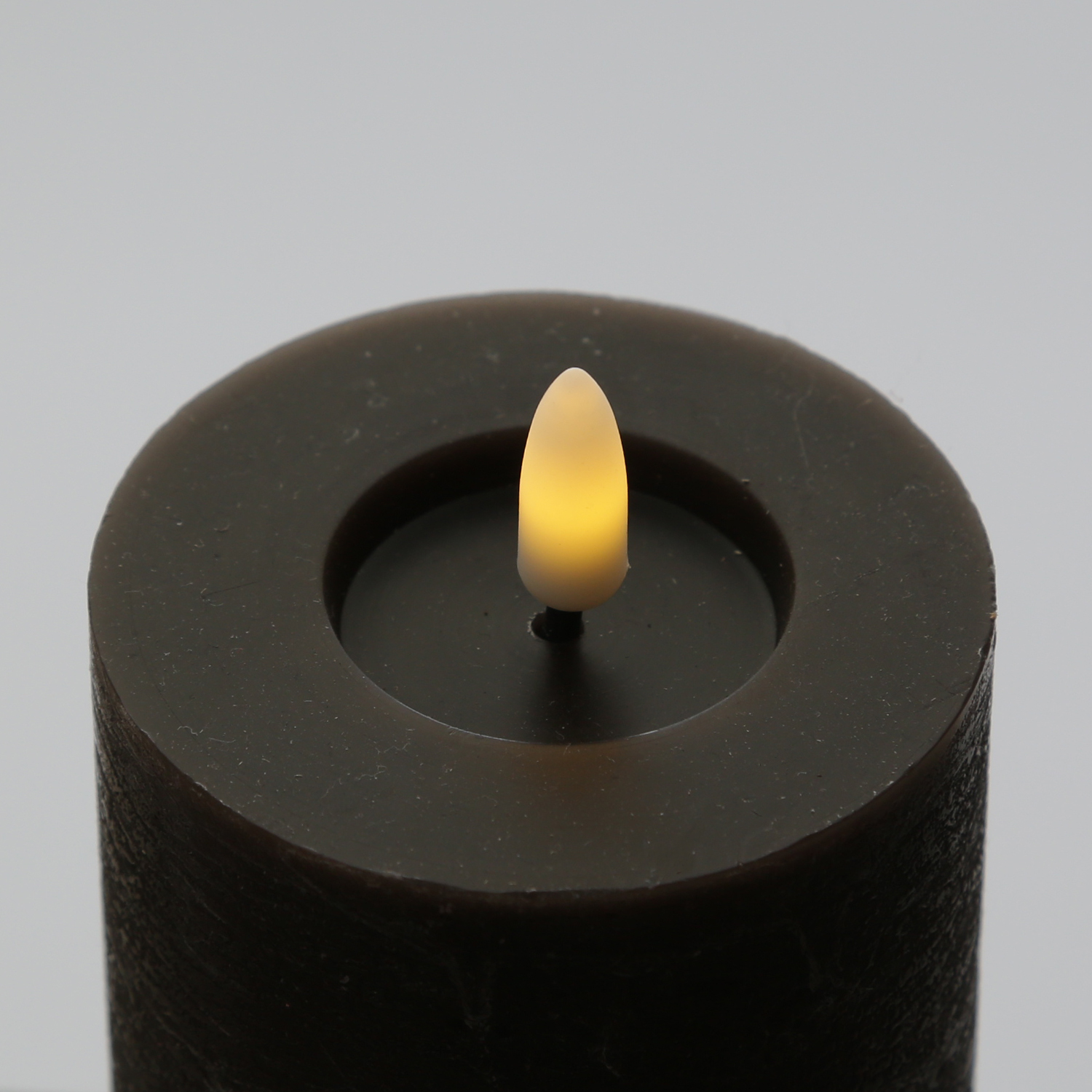 LED Kerze LINA - Rustik-Optik - Echtwachs - 3D Flamme - H: 19cm - D: 7cm - Batterie - Timer - braun LED Kerze LINA - Rustik-Optik - Echtwachs - 3D Flamme - H: 19cm - D: 7cm - Batterie - Timer - braun