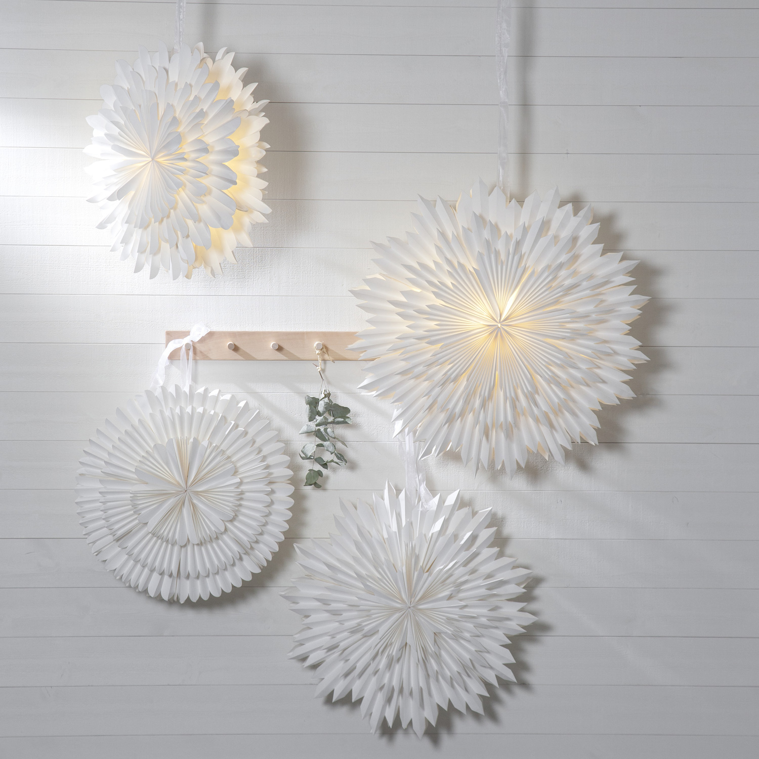 Papierstern SNOW - hängend - D: 50cm - mit Band - 3-lagig gefaltetes Papier - weiß