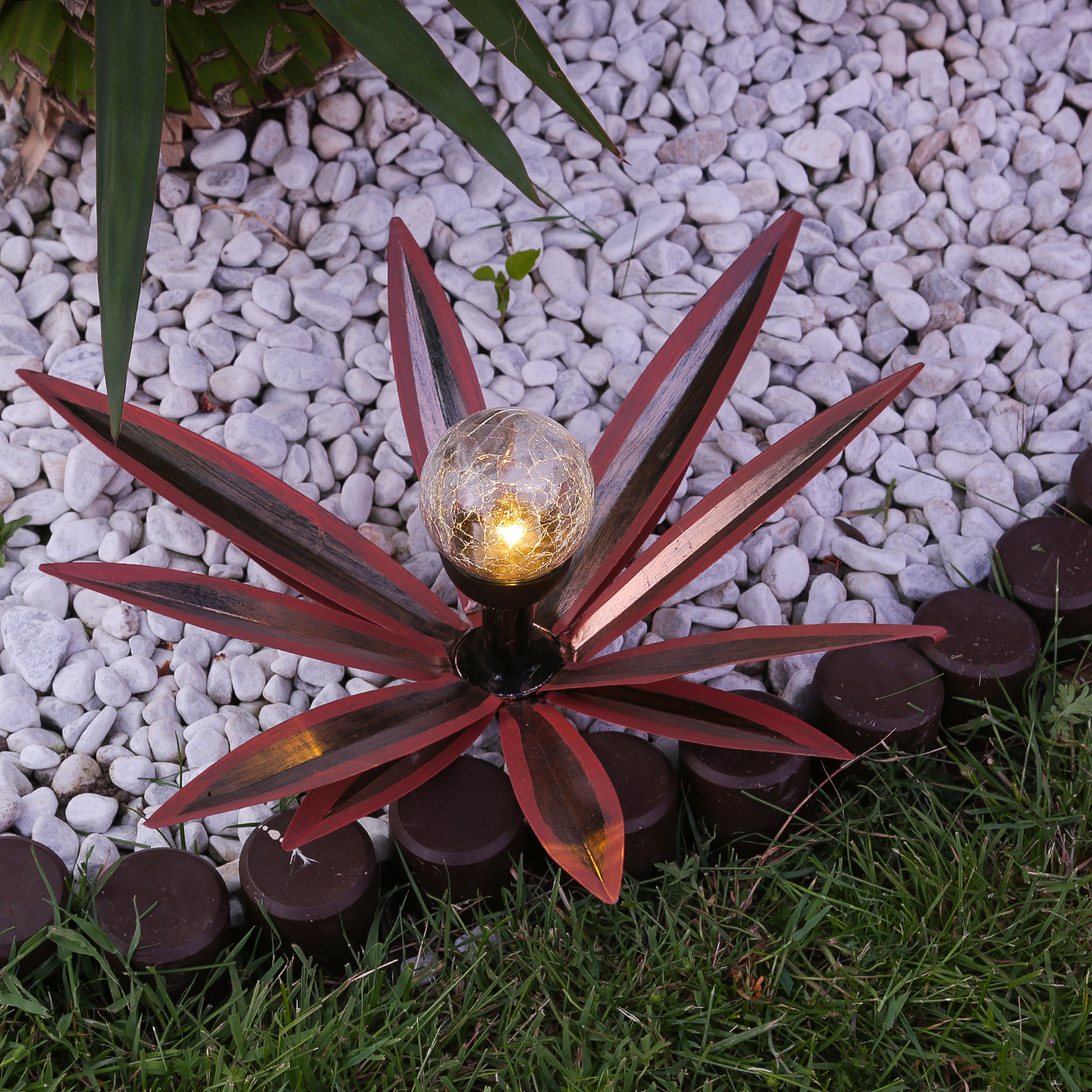 LED Solar Gartenstecker Seerose - Blume mit Metallblättern - warmweiße LED - H: 39cm - rot LED Solar Gartenstecker Seerose - Blume mit Metallblättern - warmweiße LED - H: 39cm - rot