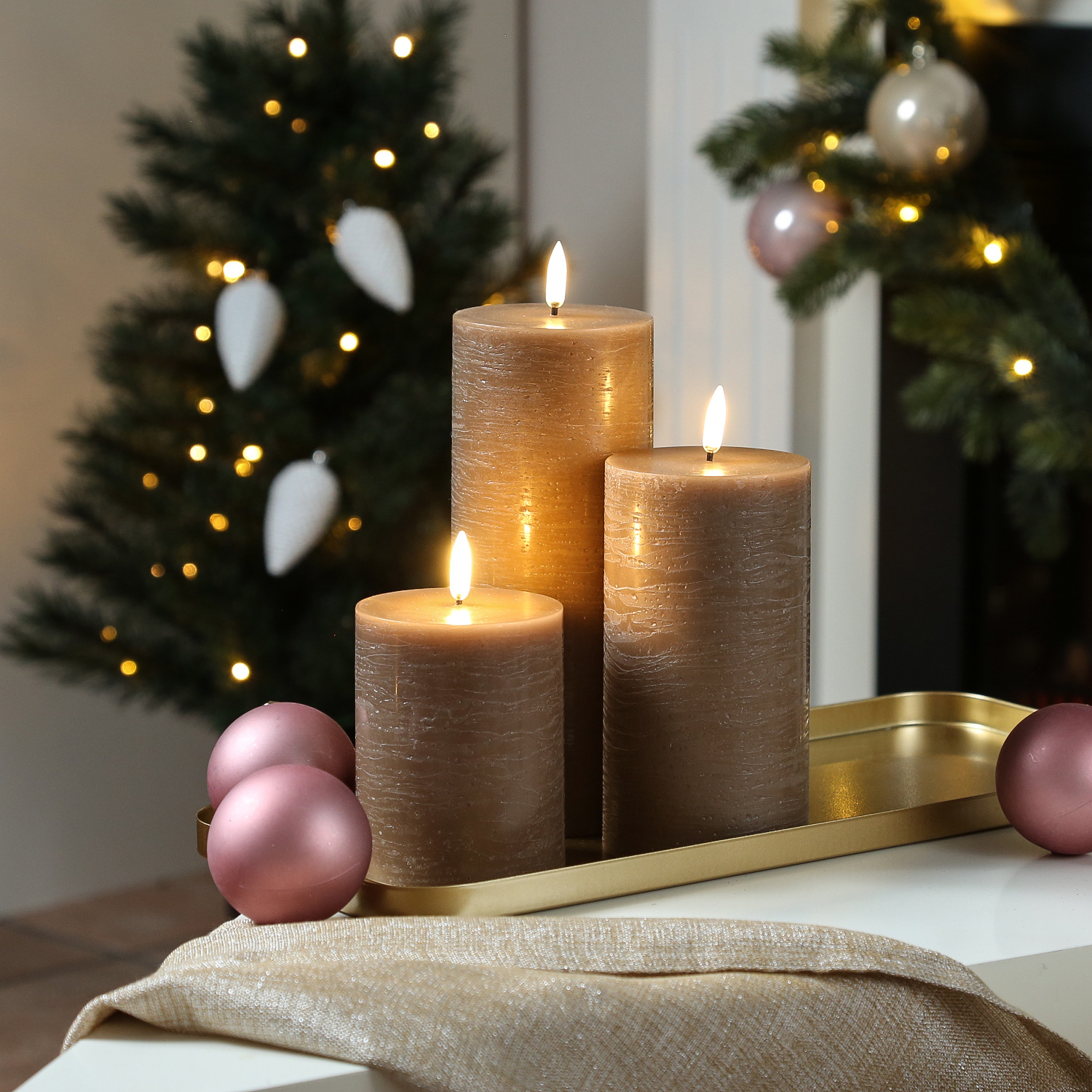 LED Kerze PIA - Rustik-Optik - Echtwachs - H: 20cm - D: 7,8cm - Timer - bis zu 1000 Std. - karamell LED Kerze PIA - Rustik-Optik - Echtwachs - H: 20cm - D: 7,8cm - Timer - bis zu 1000 Std. - karamell