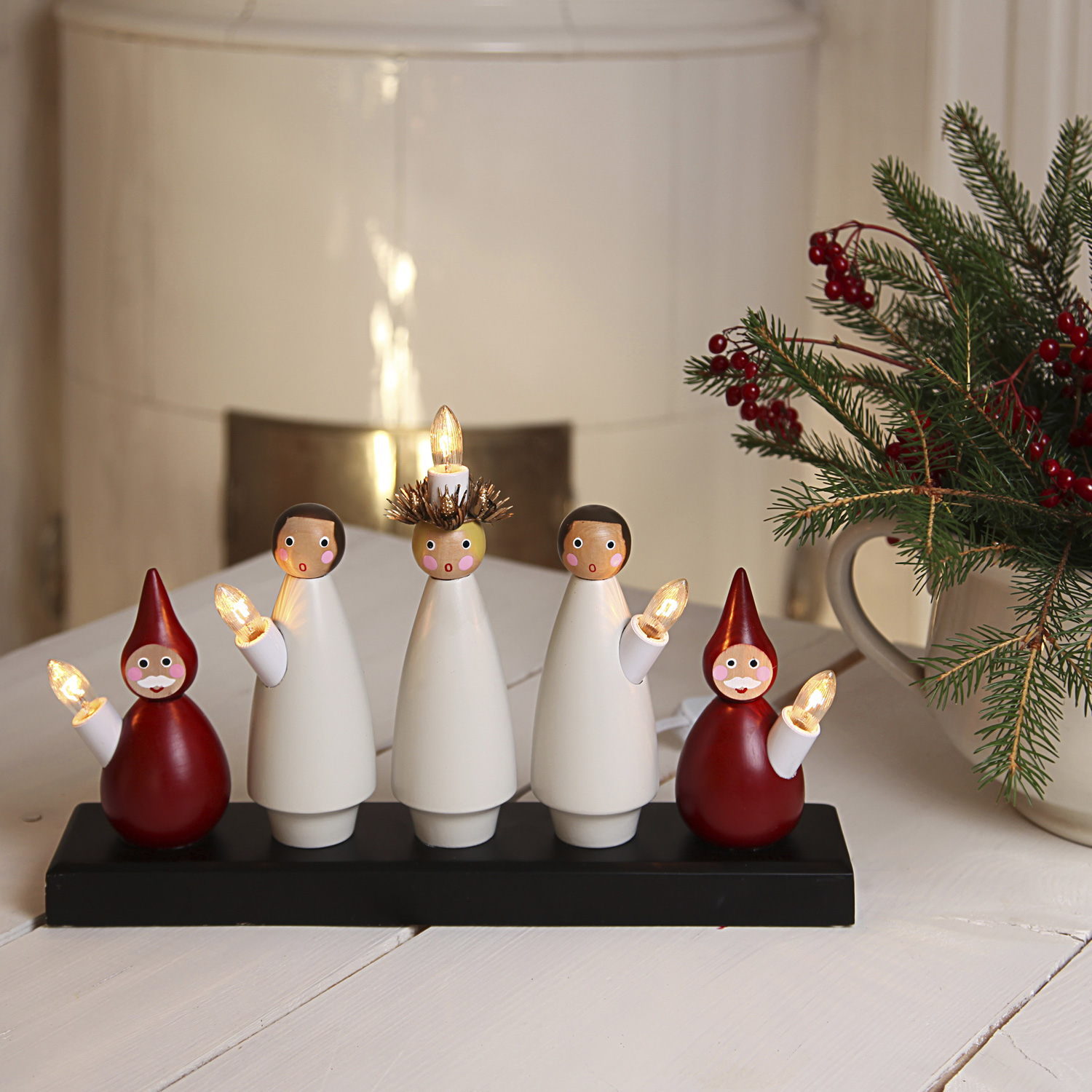 Fensterleuchter "Lucia Chor" - 5flammig - warmweiße Glühlampen - H: 22cm, L. 33cm - Weiß/Rot Fensterleuchter "Lucia Chor" - 5flammig - warmweiße Glühlampen - H: 22cm, L. 33cm - Weiß/Rot