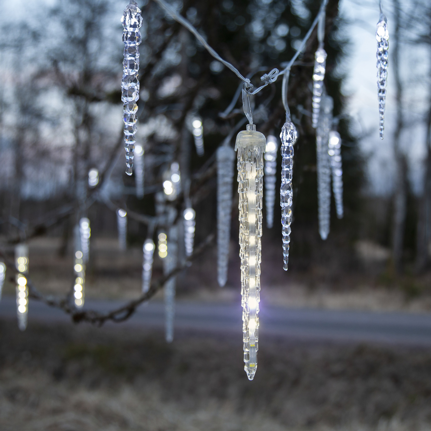 LED Lichterkette Eiszapfen - 24 Eiszapfen - kaltweiße LED - Dauerlicht/Lauflicht - L: 7m - f. Außen LED Lichterkette Eiszapfen - 24 Eiszapfen - kaltweiße LED - Dauerlicht/Lauflicht - L: 7m - f. Außen