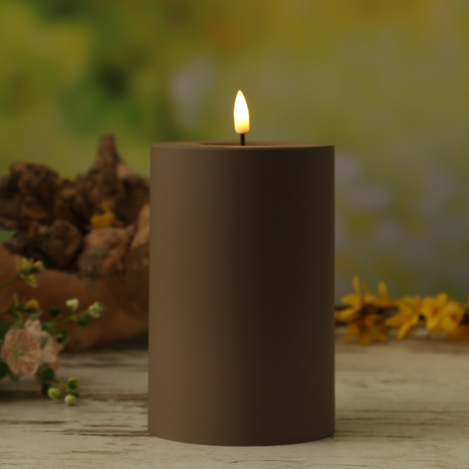 LED Stumpenkerze MIA - Kunststoff - realistische 3D Flamme - H: 15cm - D: 10cm - für Außen - mokka LED Stumpenkerze MIA - Kunststoff - realistische 3D Flamme - H: 15cm - D: 10cm - für Außen - mokka