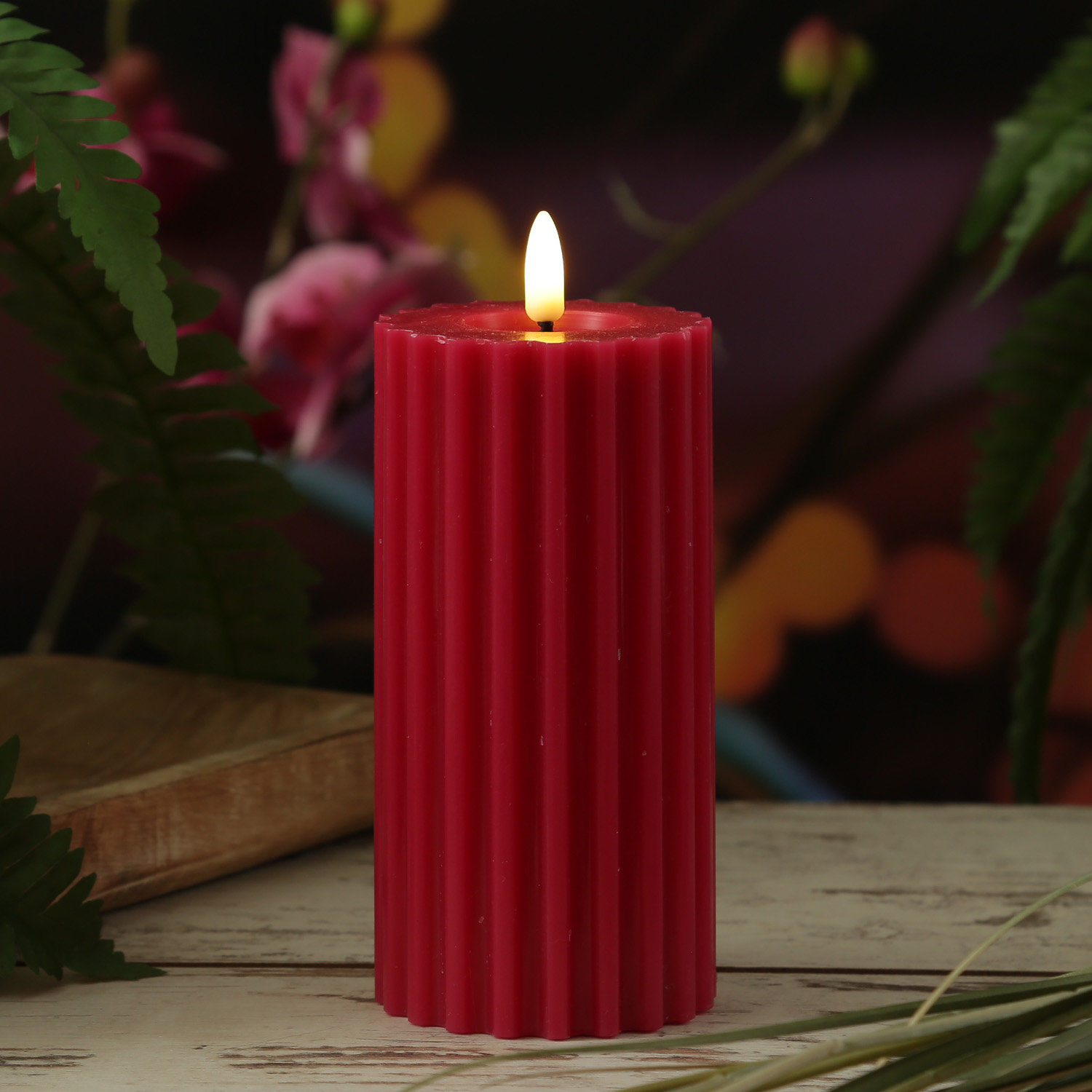 LED Kerze LIV - gerillt - Echtwachs - warmweiße 3D Flamme - H: 17,5cm - D: 7,5cm - Timer - beerenrot LED Kerze LIV - gerillt - Echtwachs - warmweiße 3D Flamme - H: 17,5cm - D: 7,5cm - Timer - beerenrot